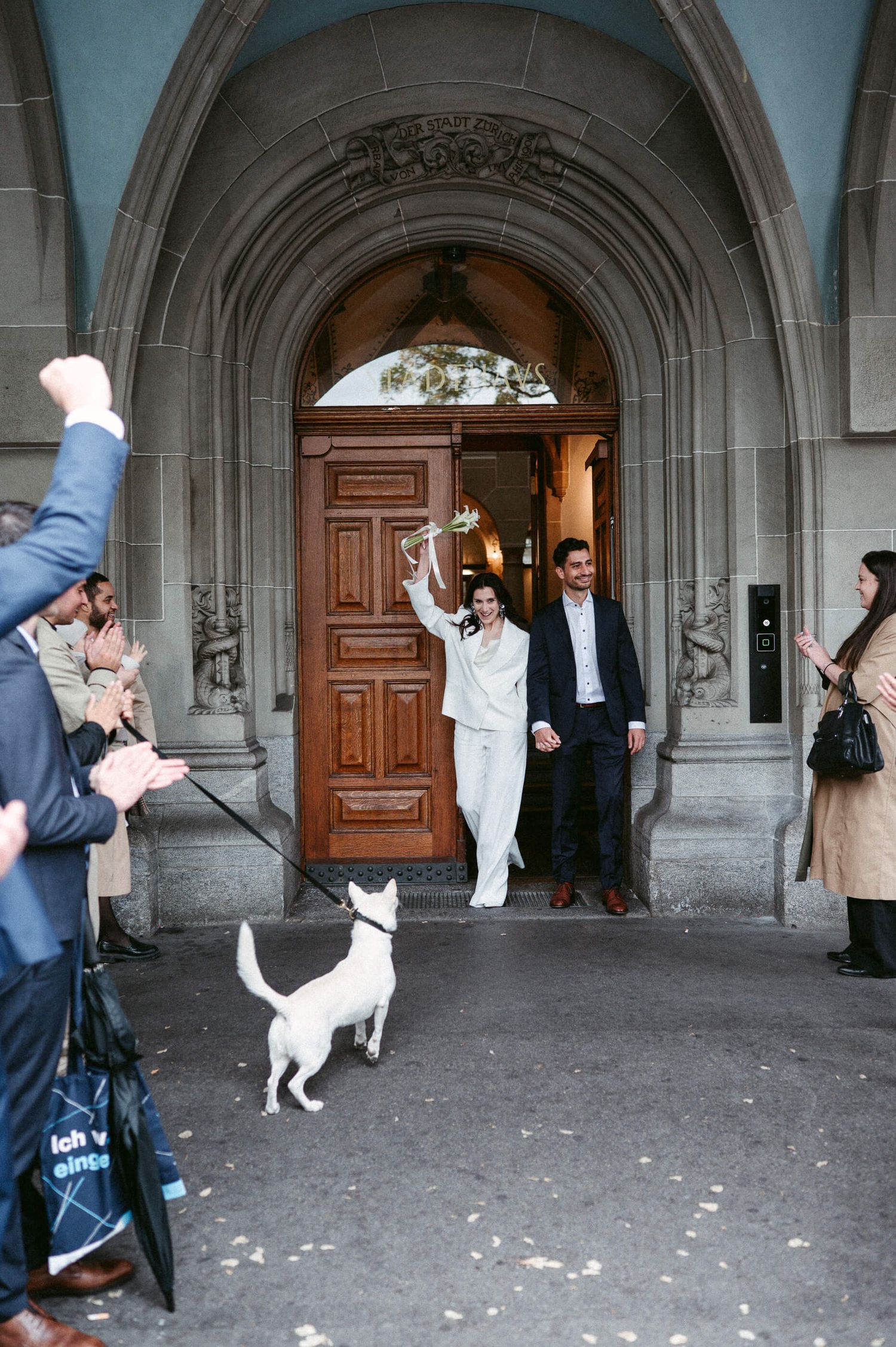 Hochzeitsfotografie Zürich Standesamt Zürich Brautpaar Auszug