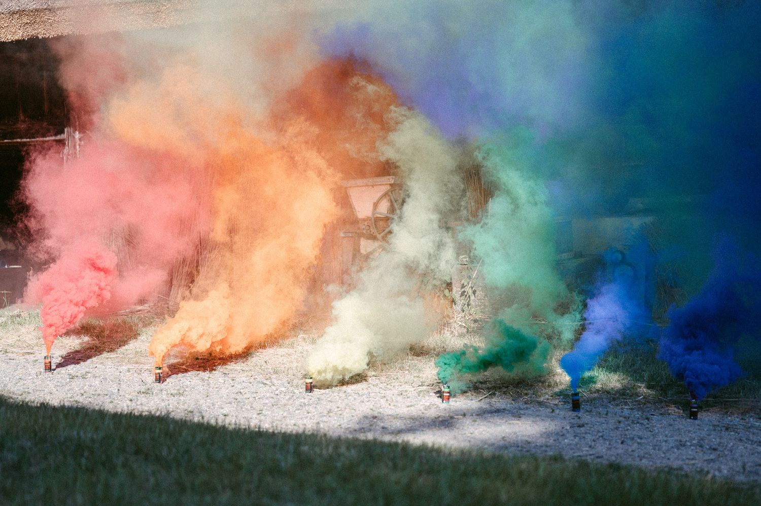 Hochzeitsfotografie Schwarzwald Regenbogen Rauch Pride