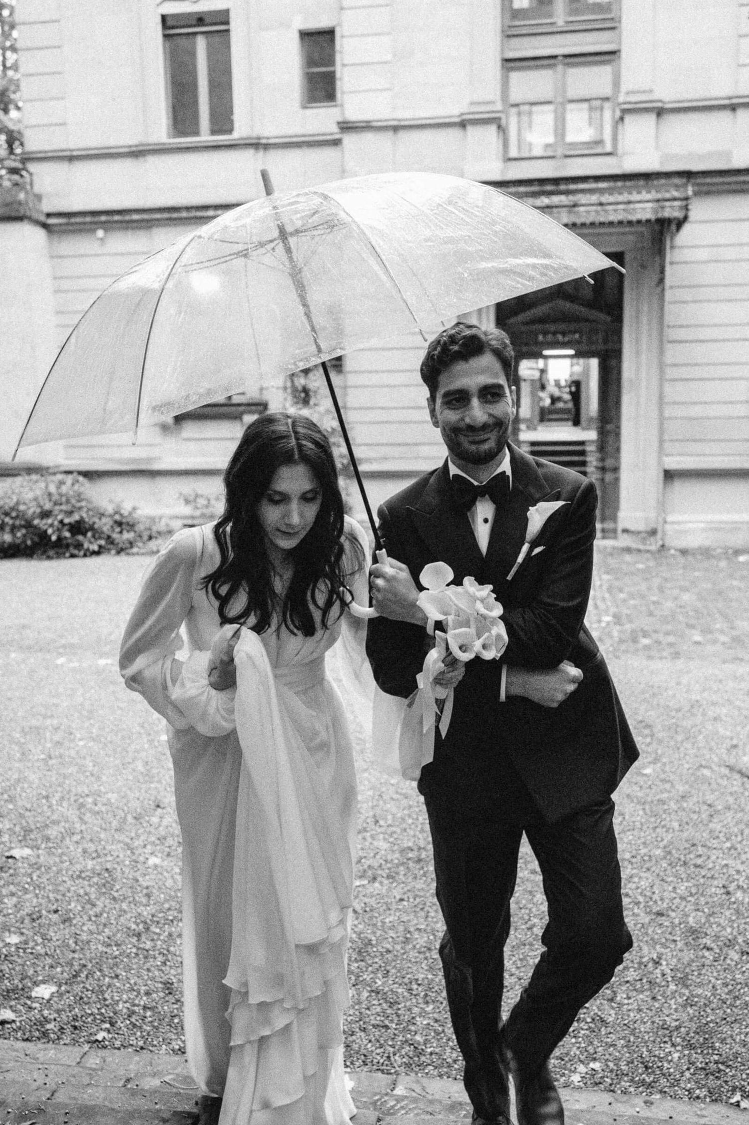 Hochzeitsfotografie Zürich Brautpaar mit Regenschirm