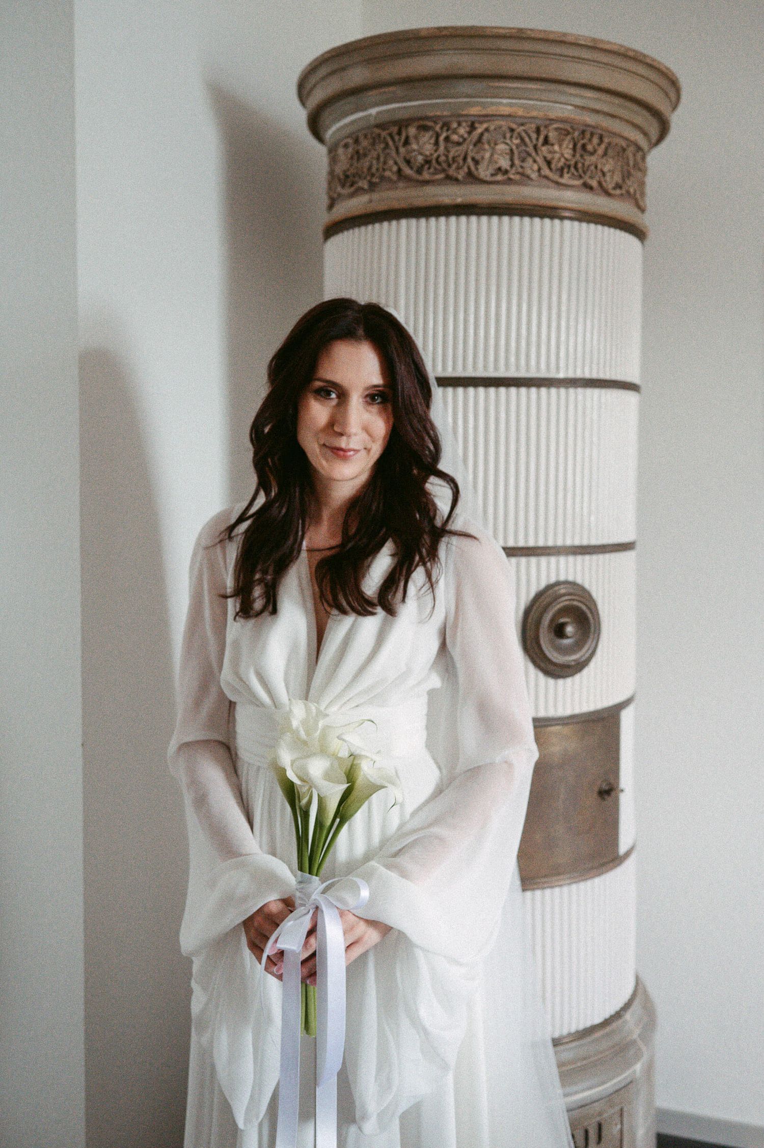 Hochzeitsfotografie Zürich Portrait Braut Hochzeitskleid und weisser Blumenstrauss