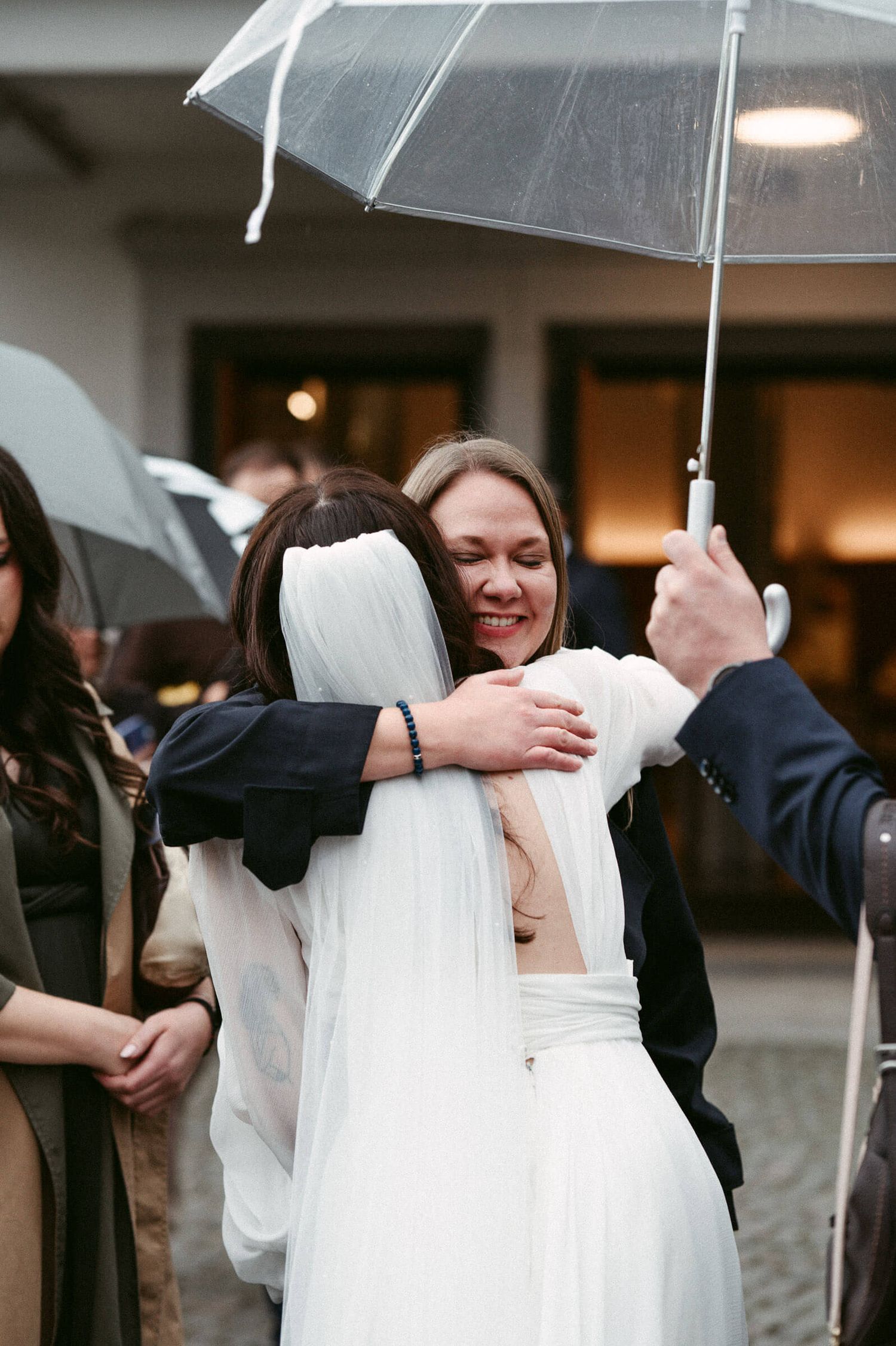 Hochzeitsfotografie Zürich Braut Umarmung Gast