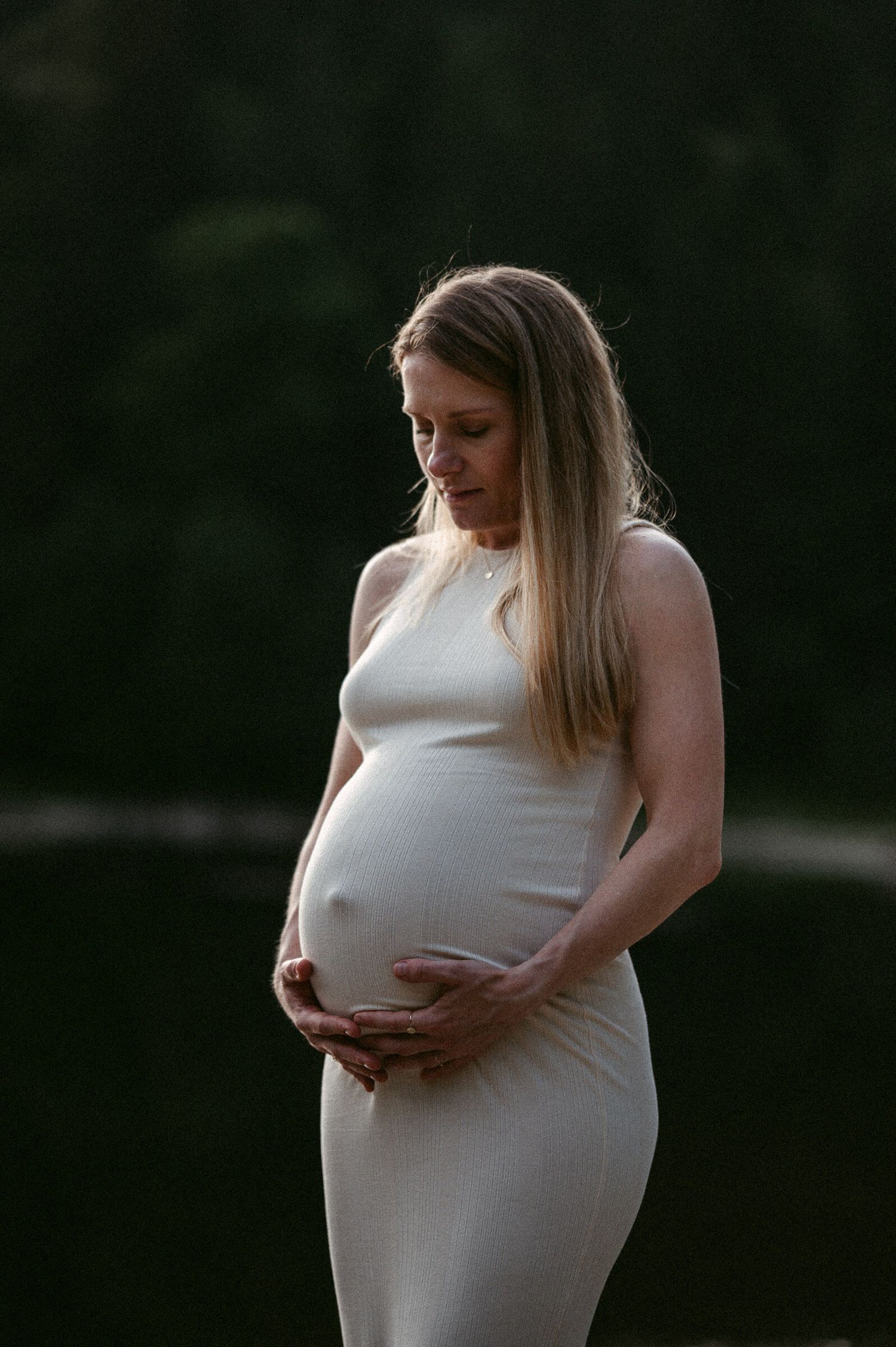Schwangerschaftsfotografie Schweiz Bergsee Portrait Babybauch