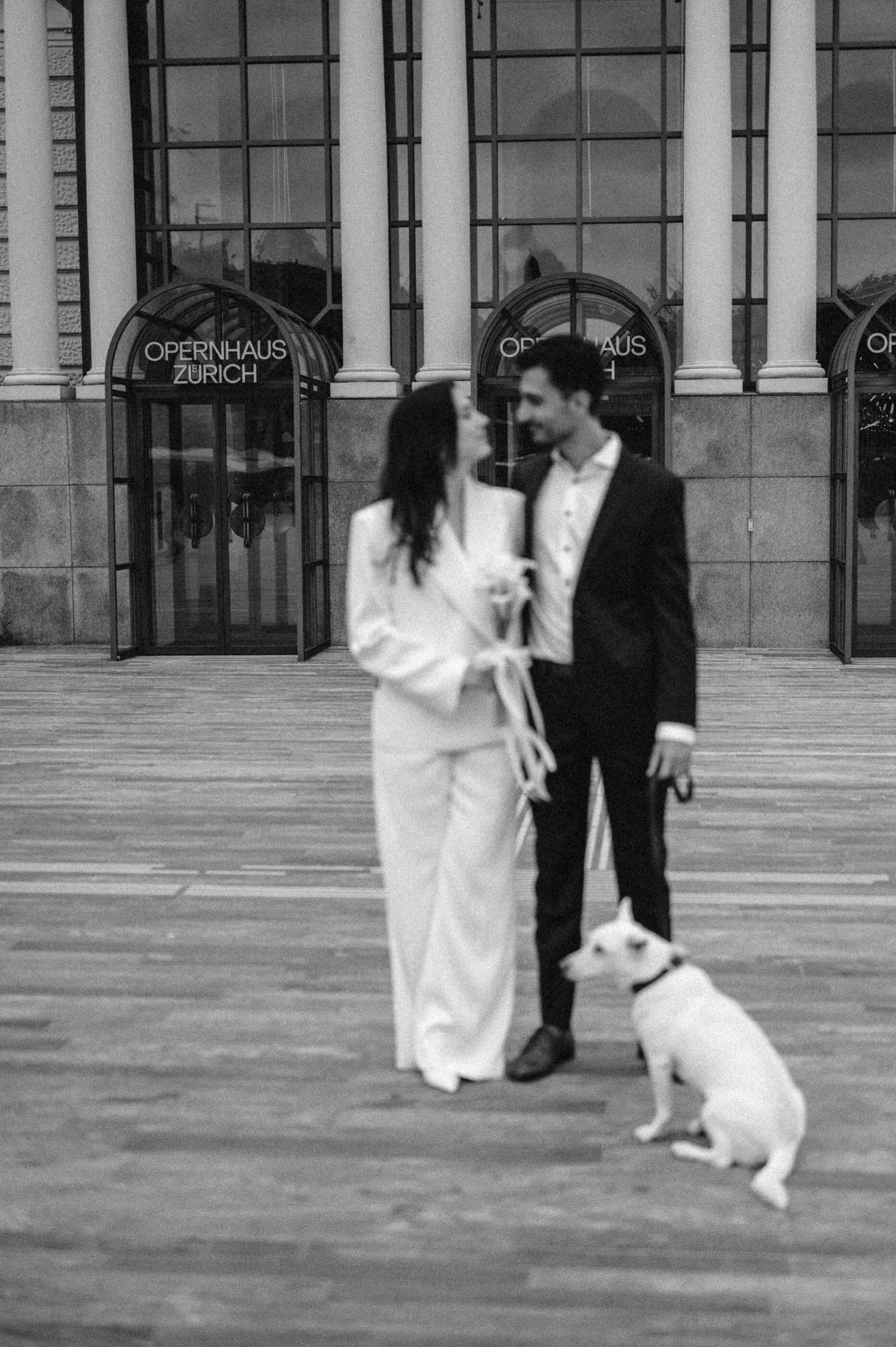Hochzeitsfotografie Zürich Hund Portrait Braut und Bräutigam mit Hund Opernhaus Zürich