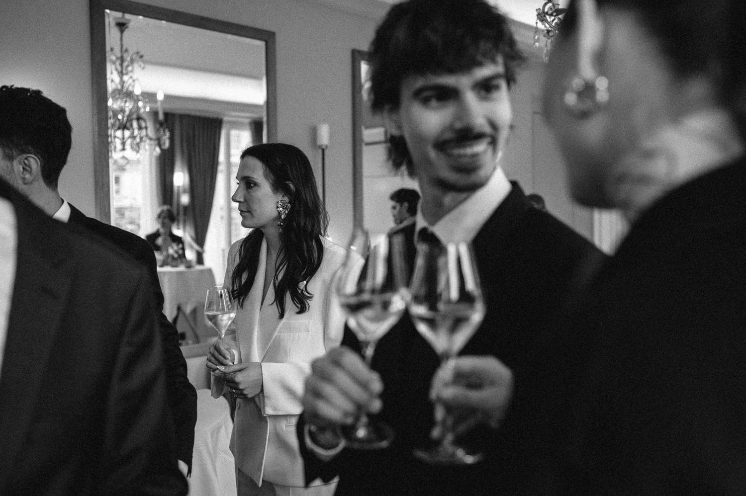 Hochzeitsfotografie Zürich Standesamt Hochzeit Portrait Gäste mit Weinglas