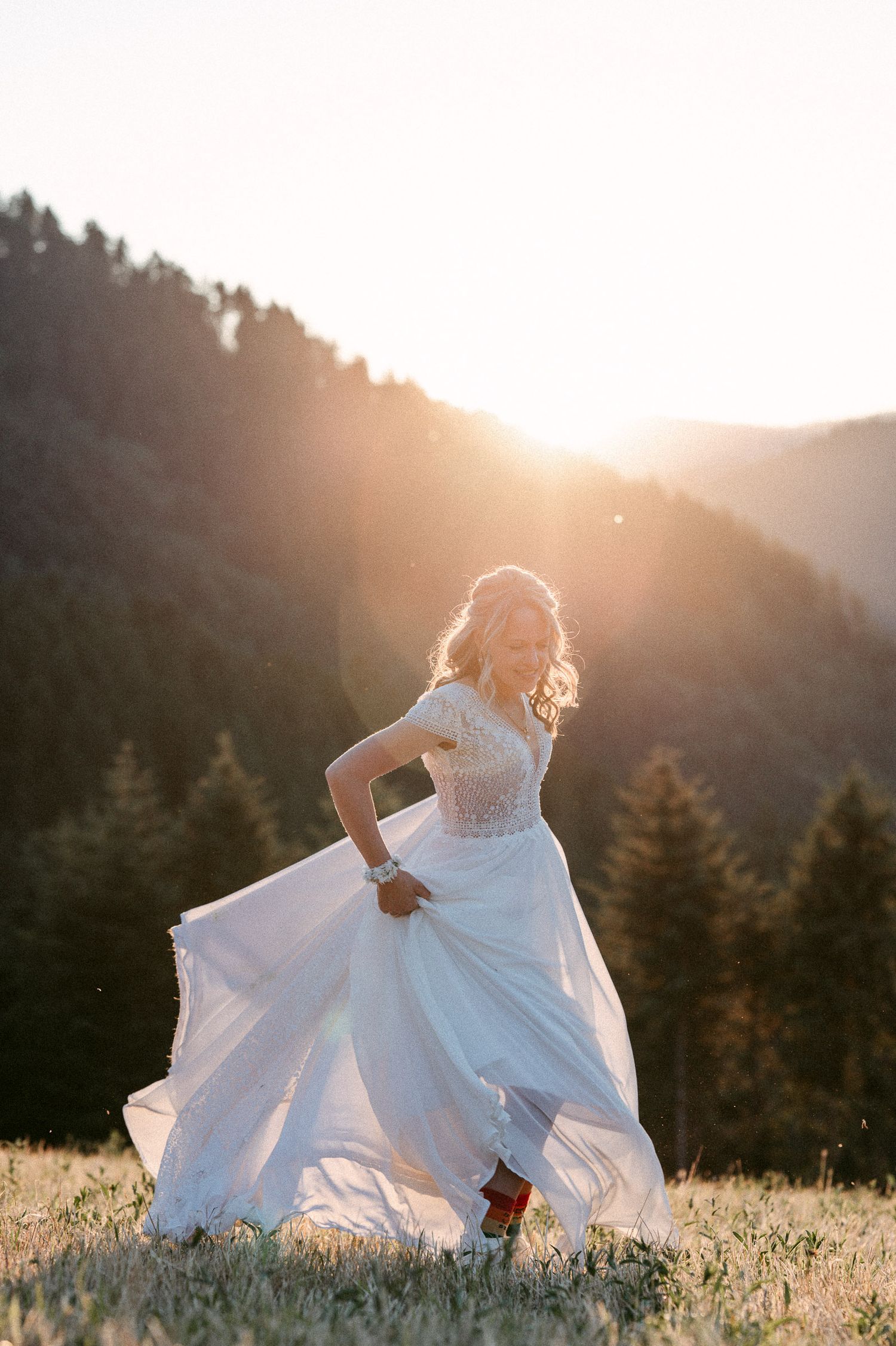Hochzeitsfotografie Schwarzwald Sonnenuntergang Shooting Braut auf Wiese