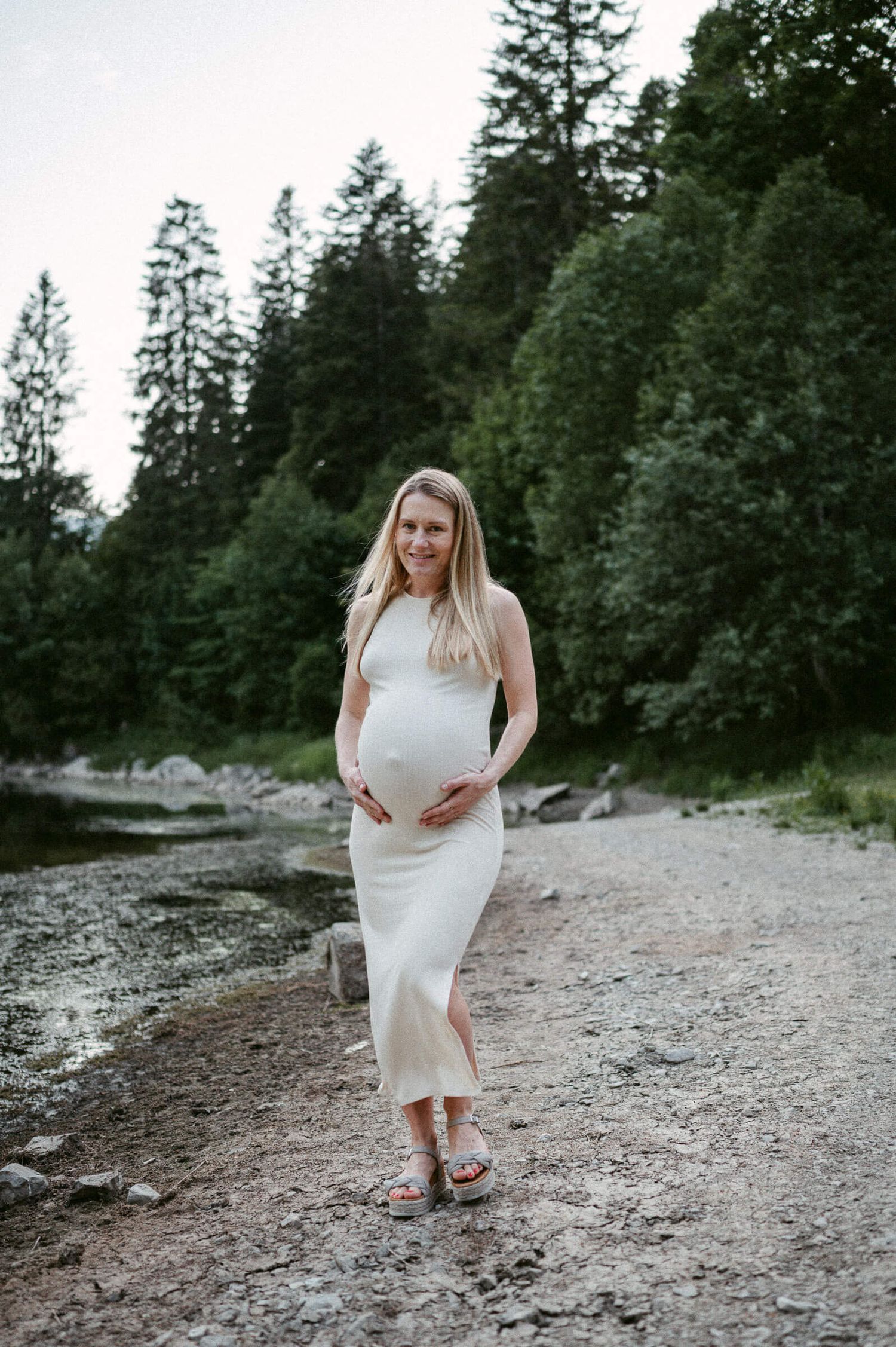 Schwangerschaftsfotografie Zürich Natur Portrait Babybauch