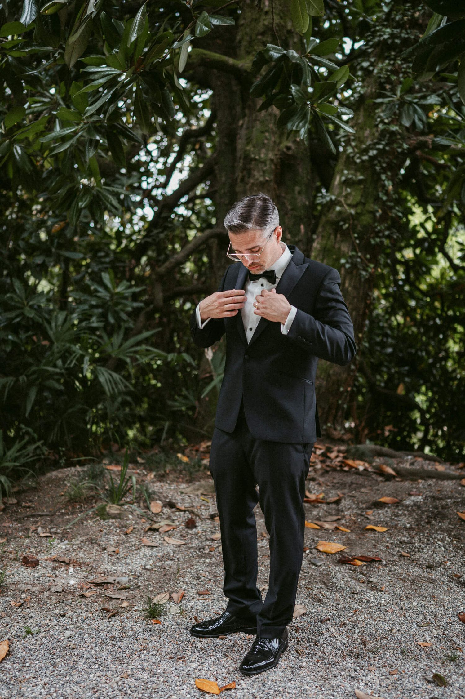 Hochzeitsfotografie Italien Portrait Bräutigam im Garten