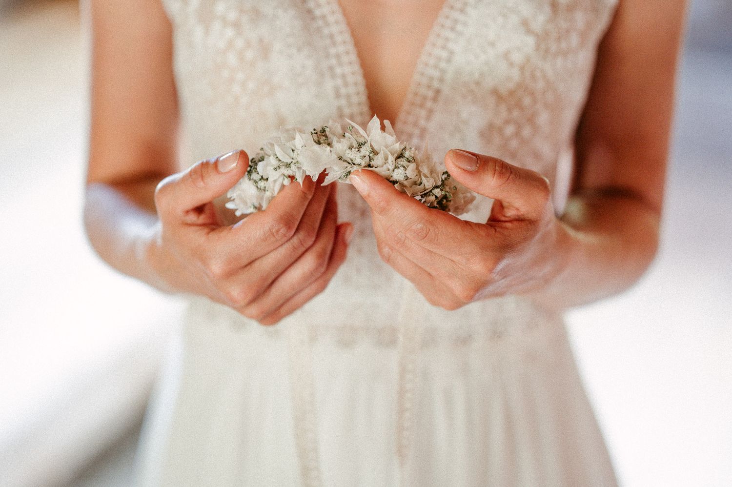 Hochzeitsfotografie Schwarzwald Braut im Brautkleid und Blumenarmband