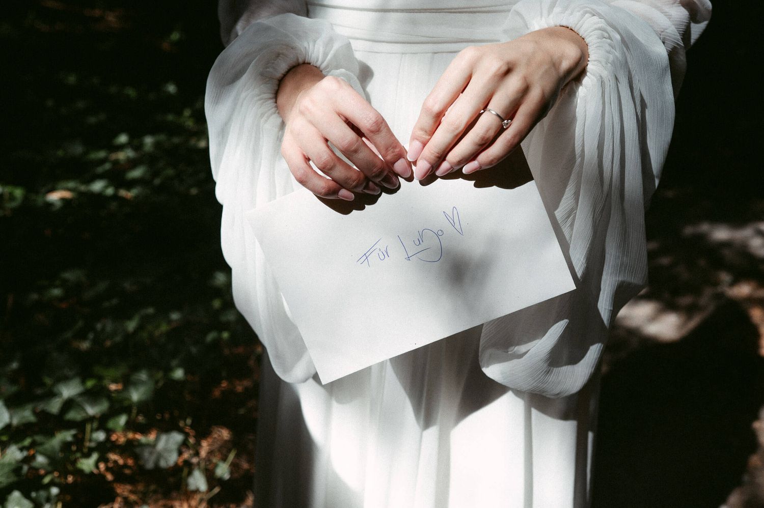 Hochzeitsfotografie Zürich Portrait Braut beim Ehegelübde im Garten