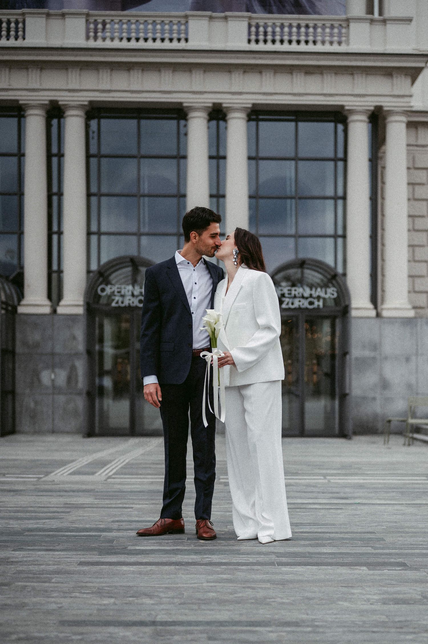 Hochzeitsfotografie Zürich Hund Portrait Braut und Bräutigam mit Hund Opernhaus Zürich