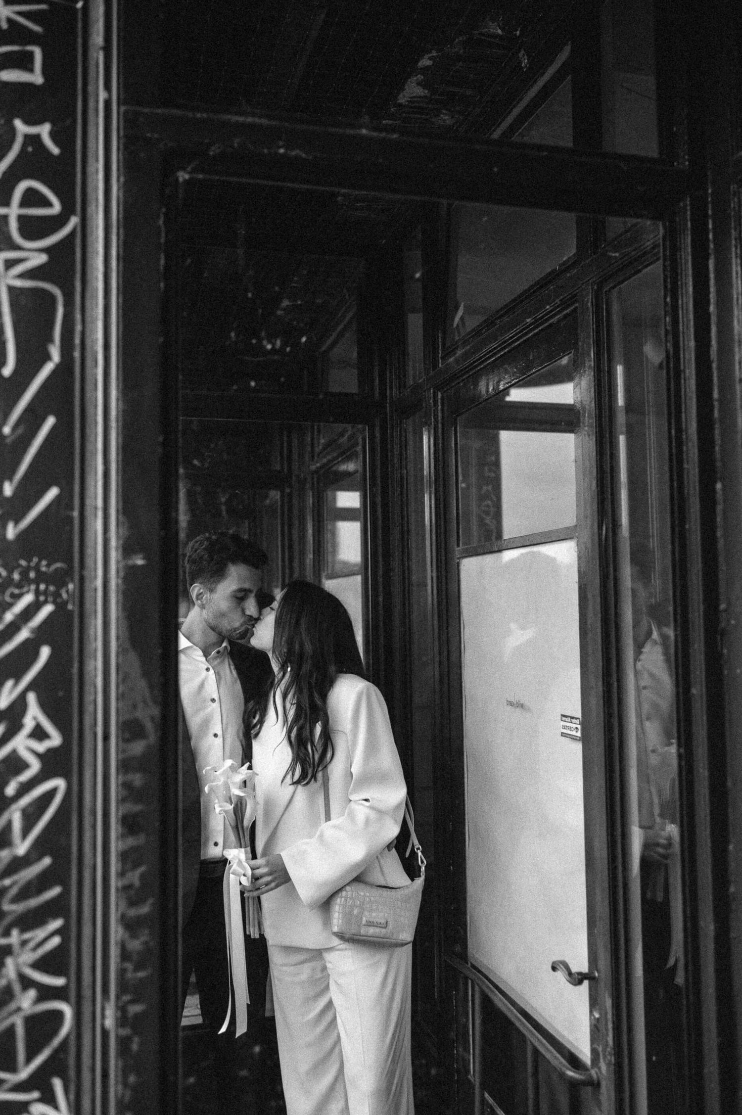 Hochzeitsfotografie Zürich Hochzeit Standesamt Braut und Bräutigam Kuss