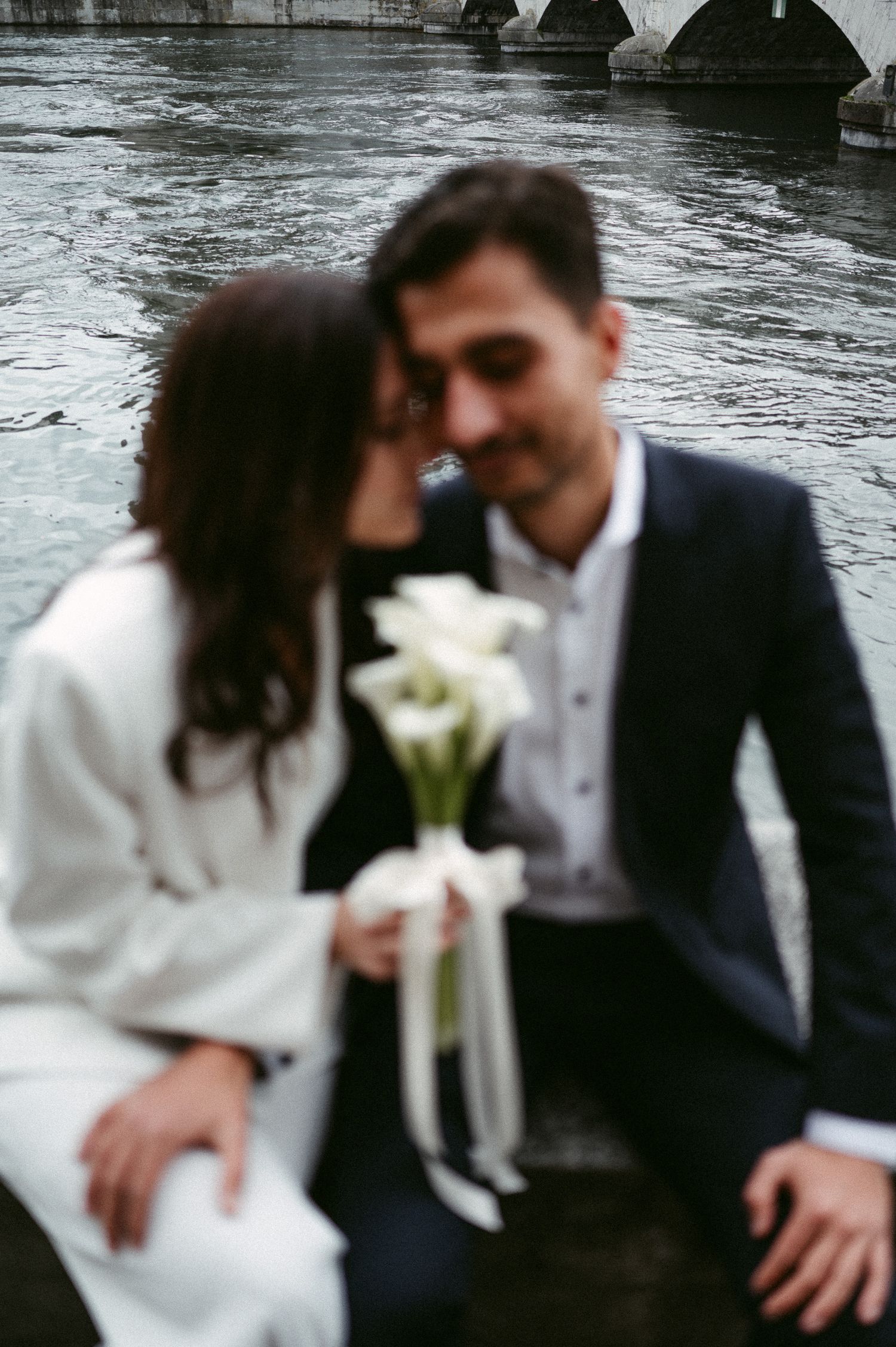 Hochzeitsfotografie Zürich Standesamt Paar an Limmat