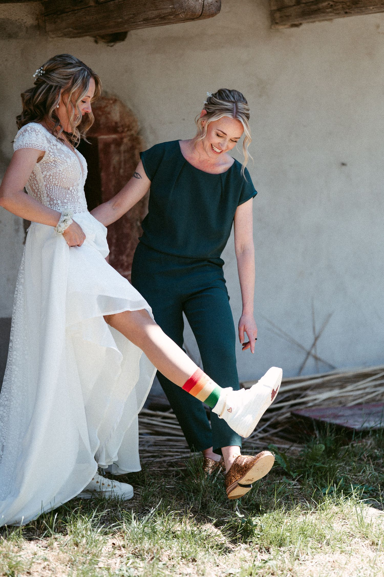 Hochzeitsfotografie Schwarzwald First Look zwei Bräute Pride Socken