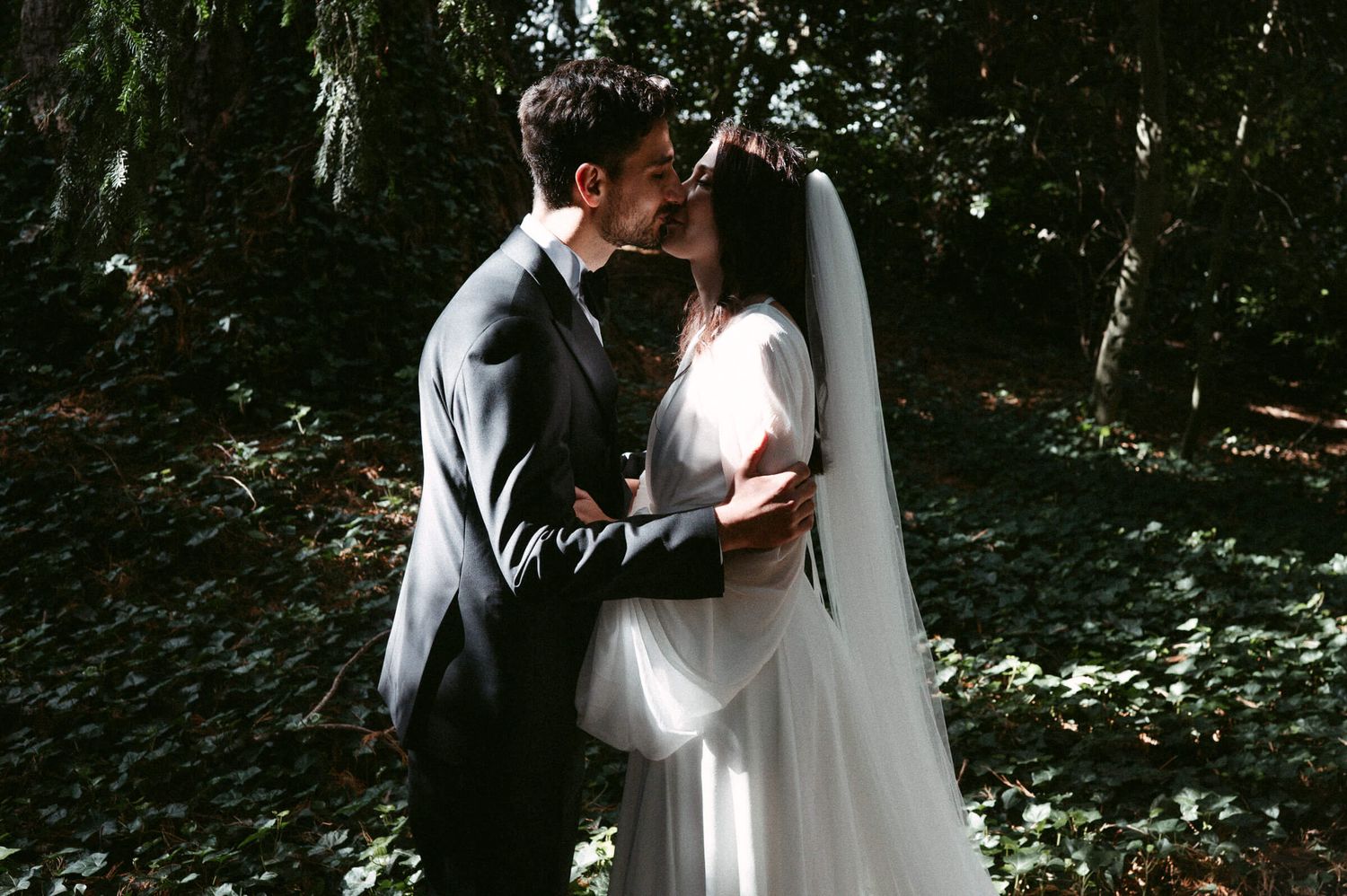 Hochzeitsfotografie Zürich Portrait Bräutigam und Braut Kuss