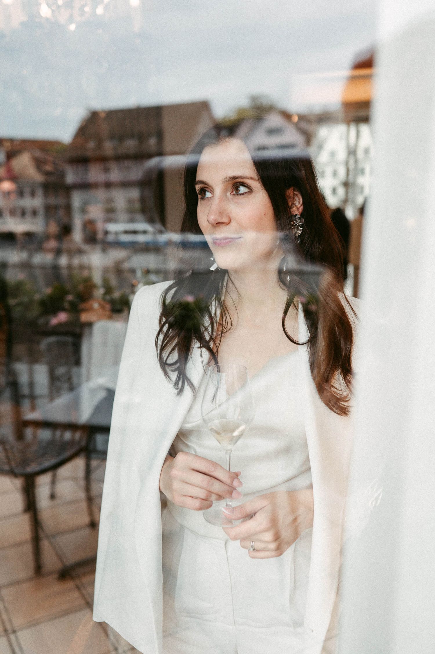 Hochzeitsfotografie Zürich Standesamt Hochzeit Portrait Braut am Fenster