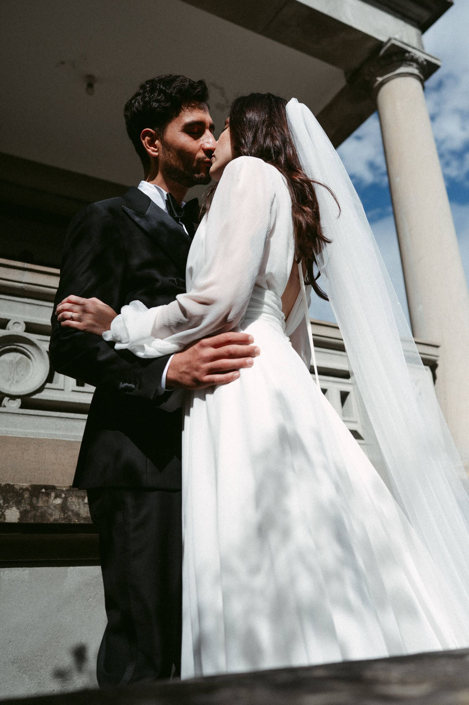 Hochzeitsfotografie Zürich Portrait Braut und Bräutigam auf Balkon