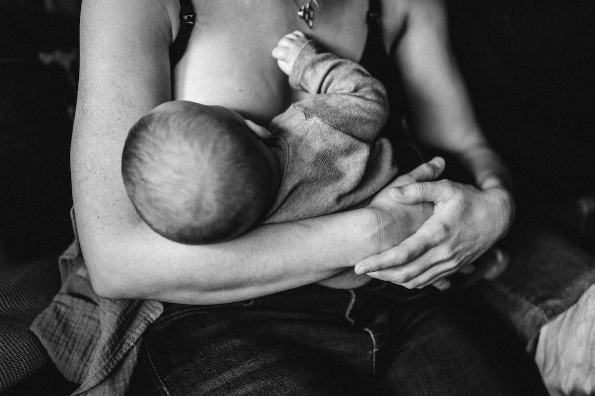 Babyfotografie Zürich Mutter und Baby beim Stillen