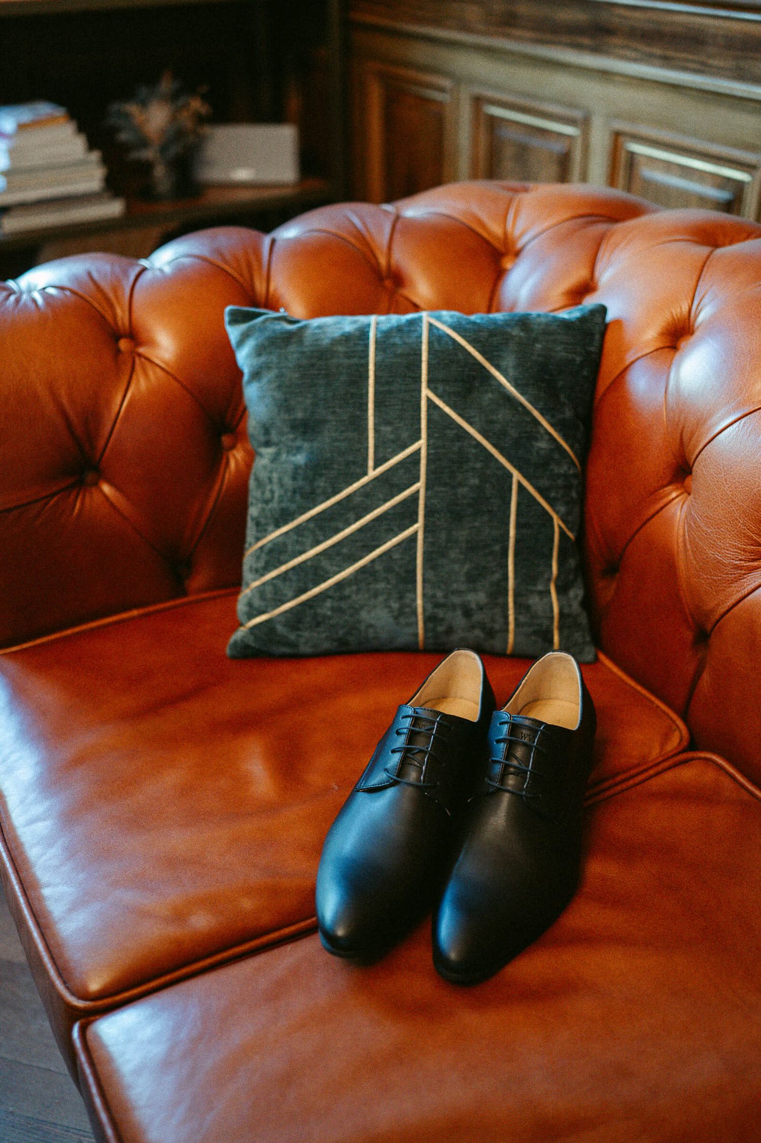 Hochzeitsfotografie Zürich Getting Ready Bräutigam Schuhe auf Sofa