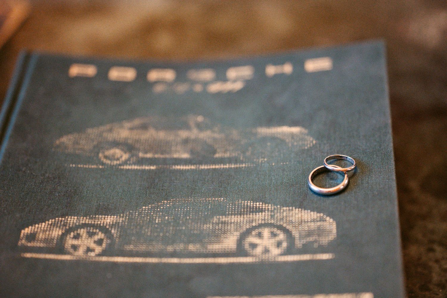 Hochzeitsfotografie Zürich Eheringe auf Porsche Buch