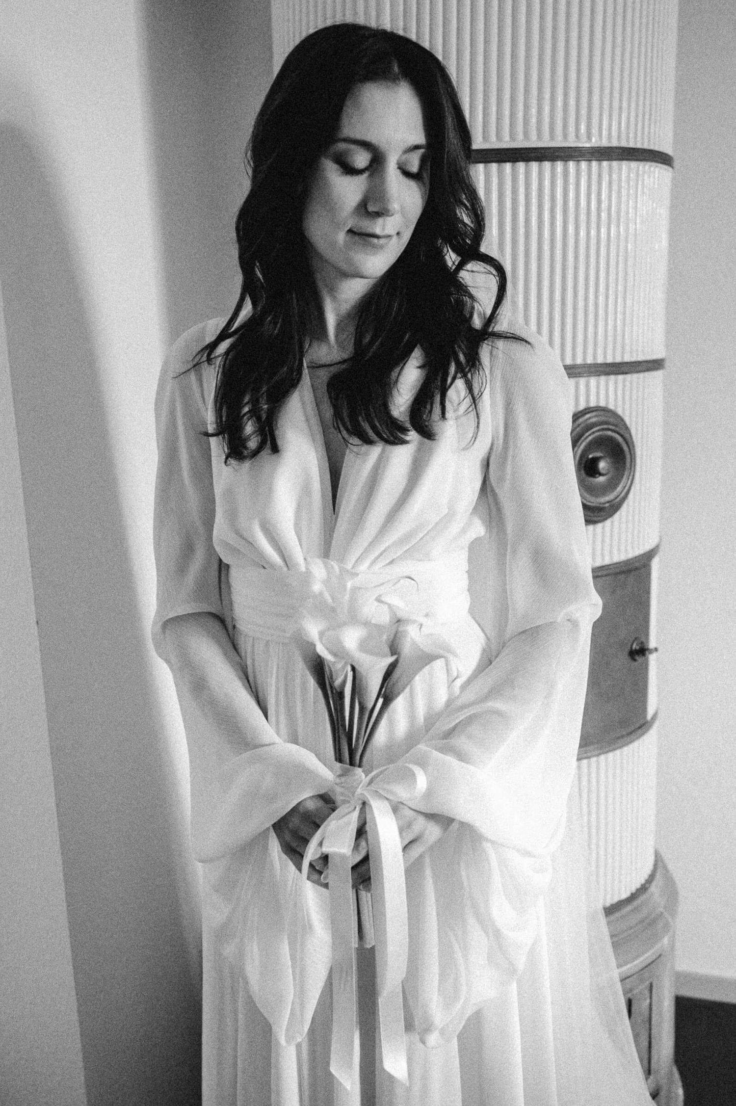 Hochzeitsfotografie Zürich Portrait Braut Hochzeitskleid und weisser Blumenstrauss
