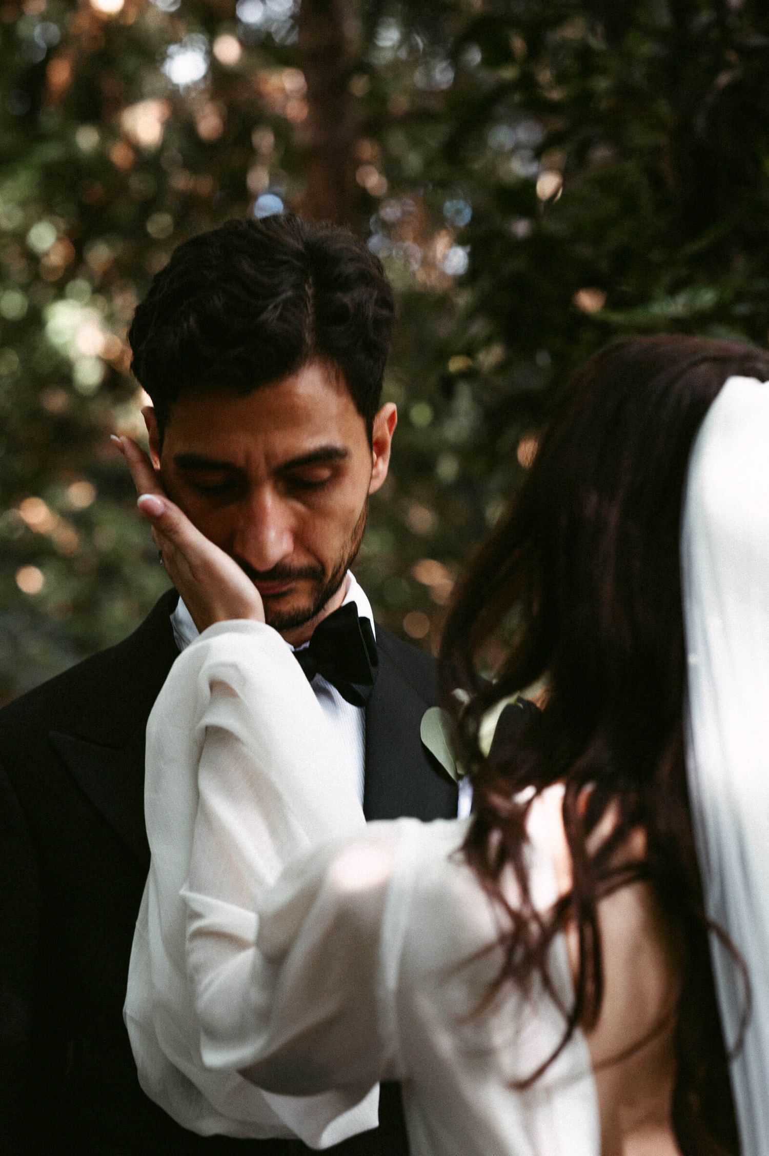 Hochzeitsfotografie Zürich Portrait Braut und Bräutigam im Garten Kuss