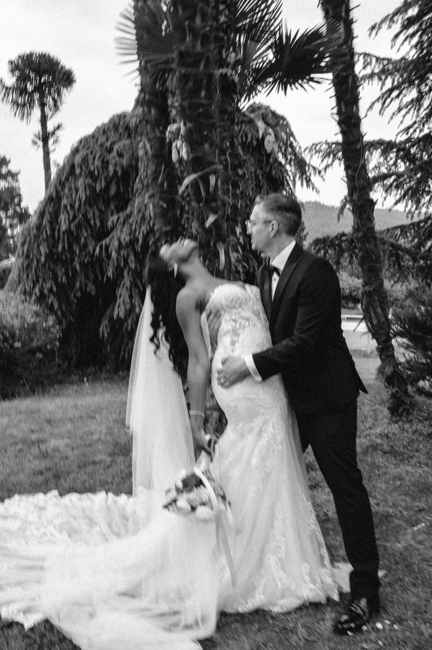 Hochzeitsfotografie Italien Portrait Braut und Bräutigam im Garten