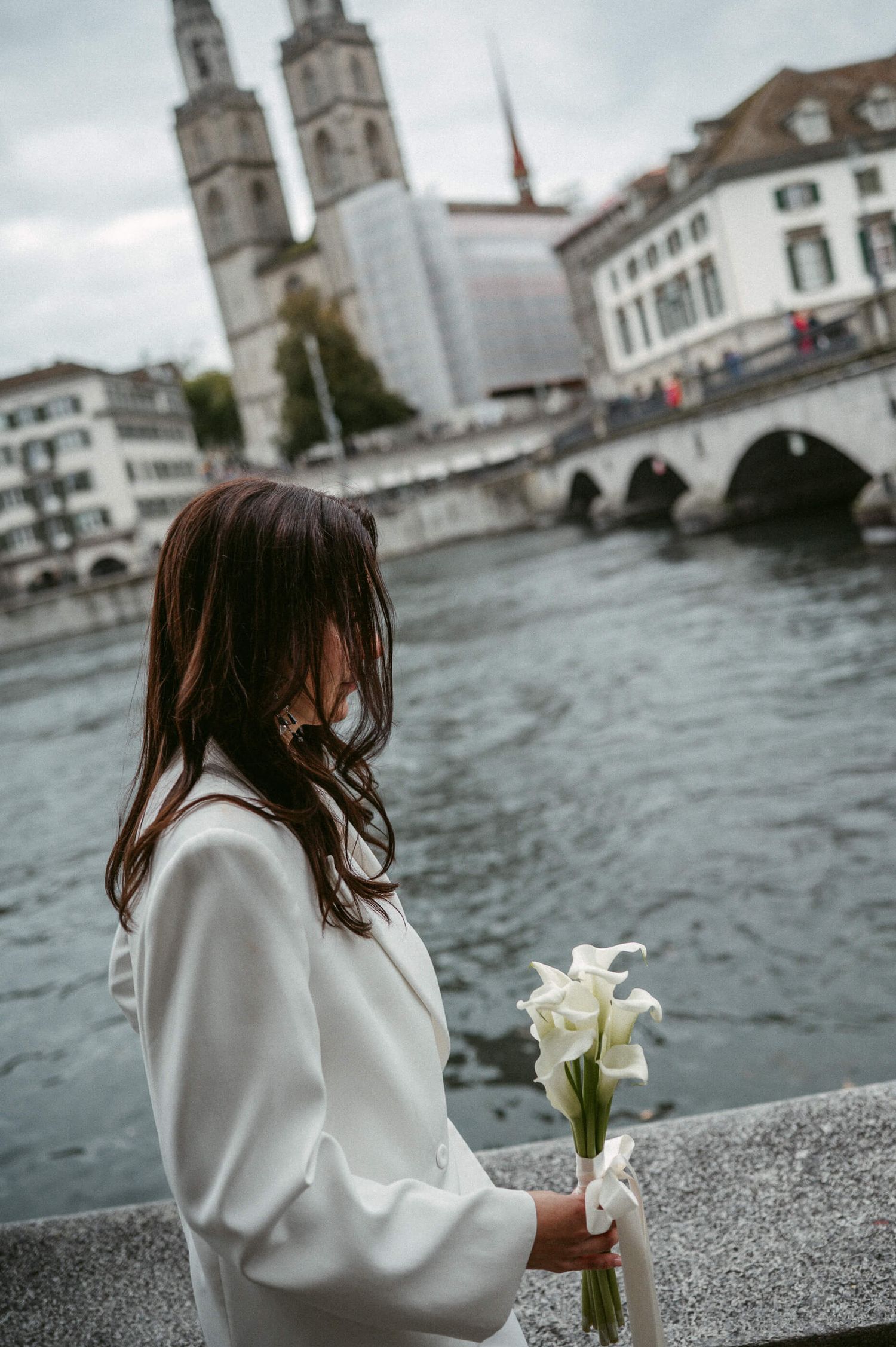 Hochzeitsfotografie Zürich Standesamt Zürich Braut an der Limmat
