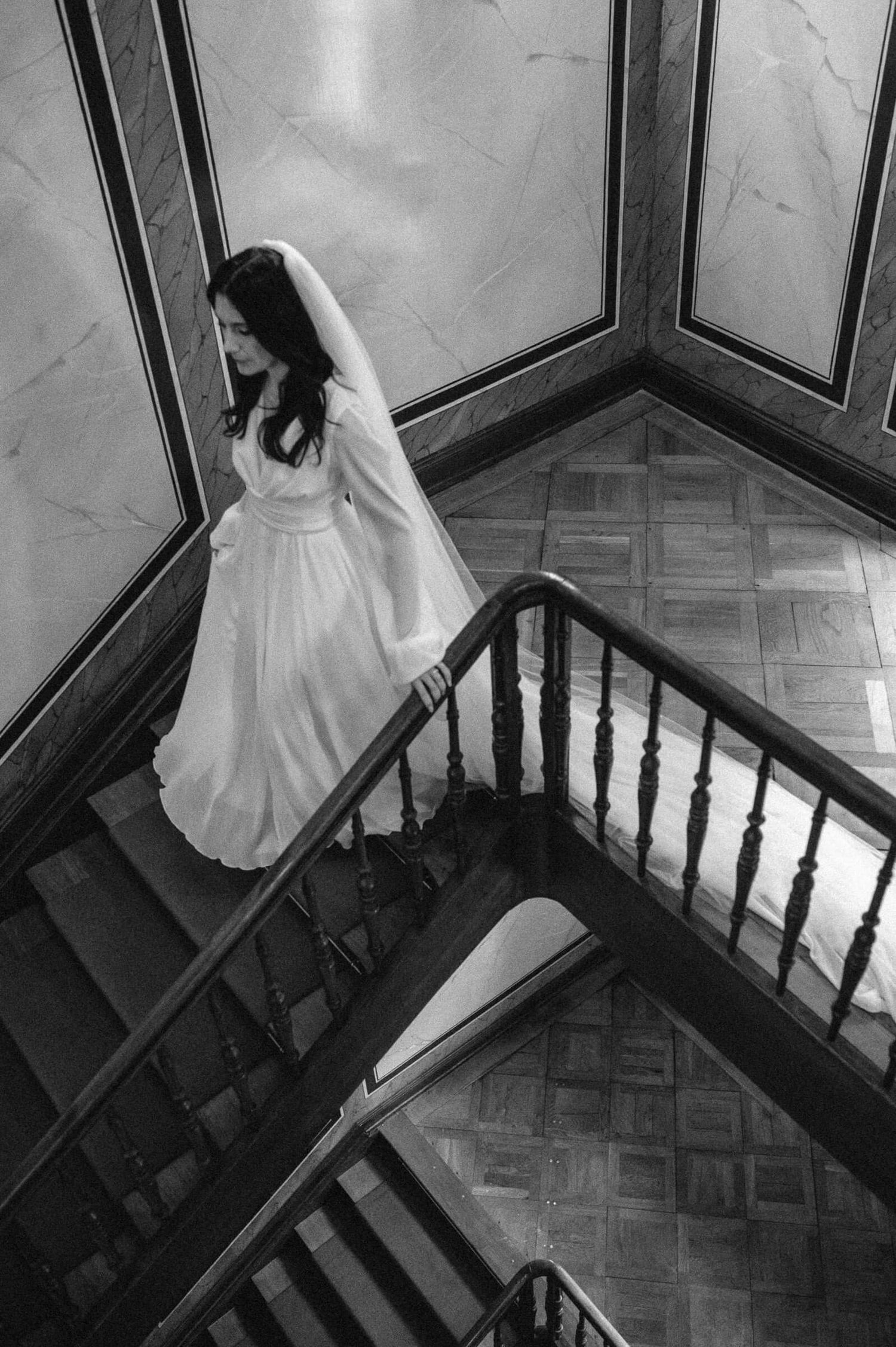 Hochzeitsfotografie Zürich Portrait Braut auf der Treppe First Look mit Bräutigam
