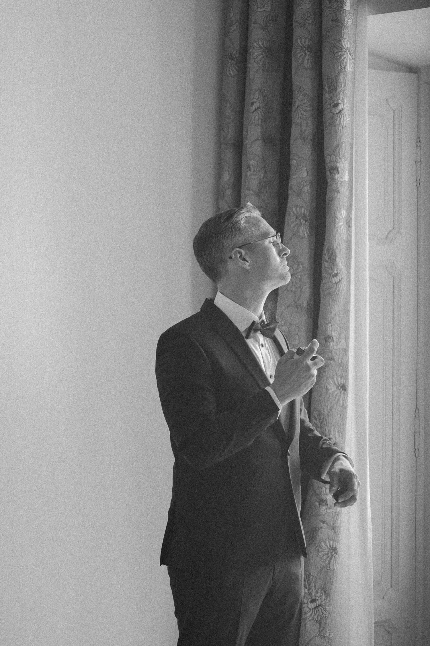 Hochzeitsfotografie Italien Bräutigam Parfüm