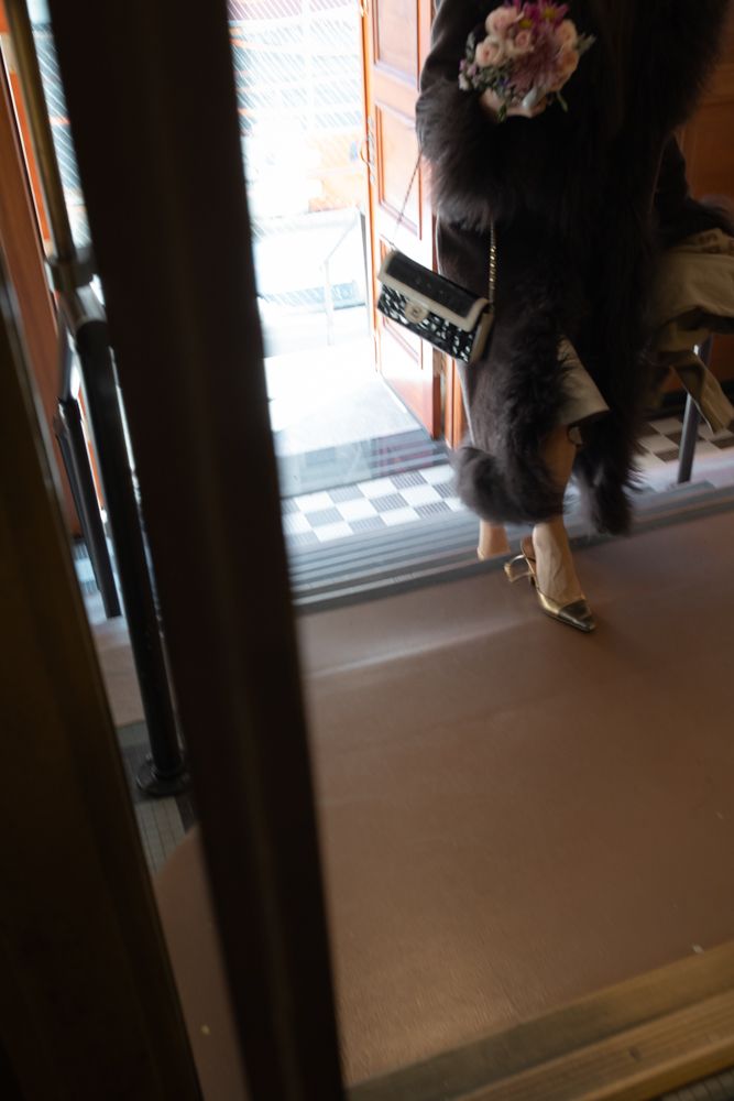 guests dressed in fur coat arriving to church wedding