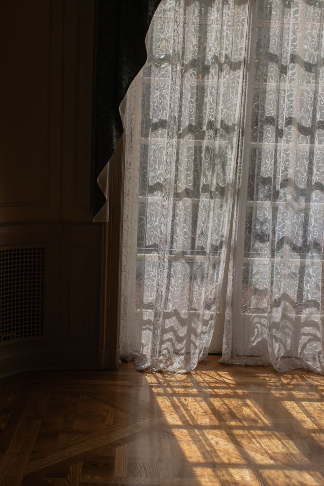 photo of lace curtains at glen manor house portsmouth, rhode island