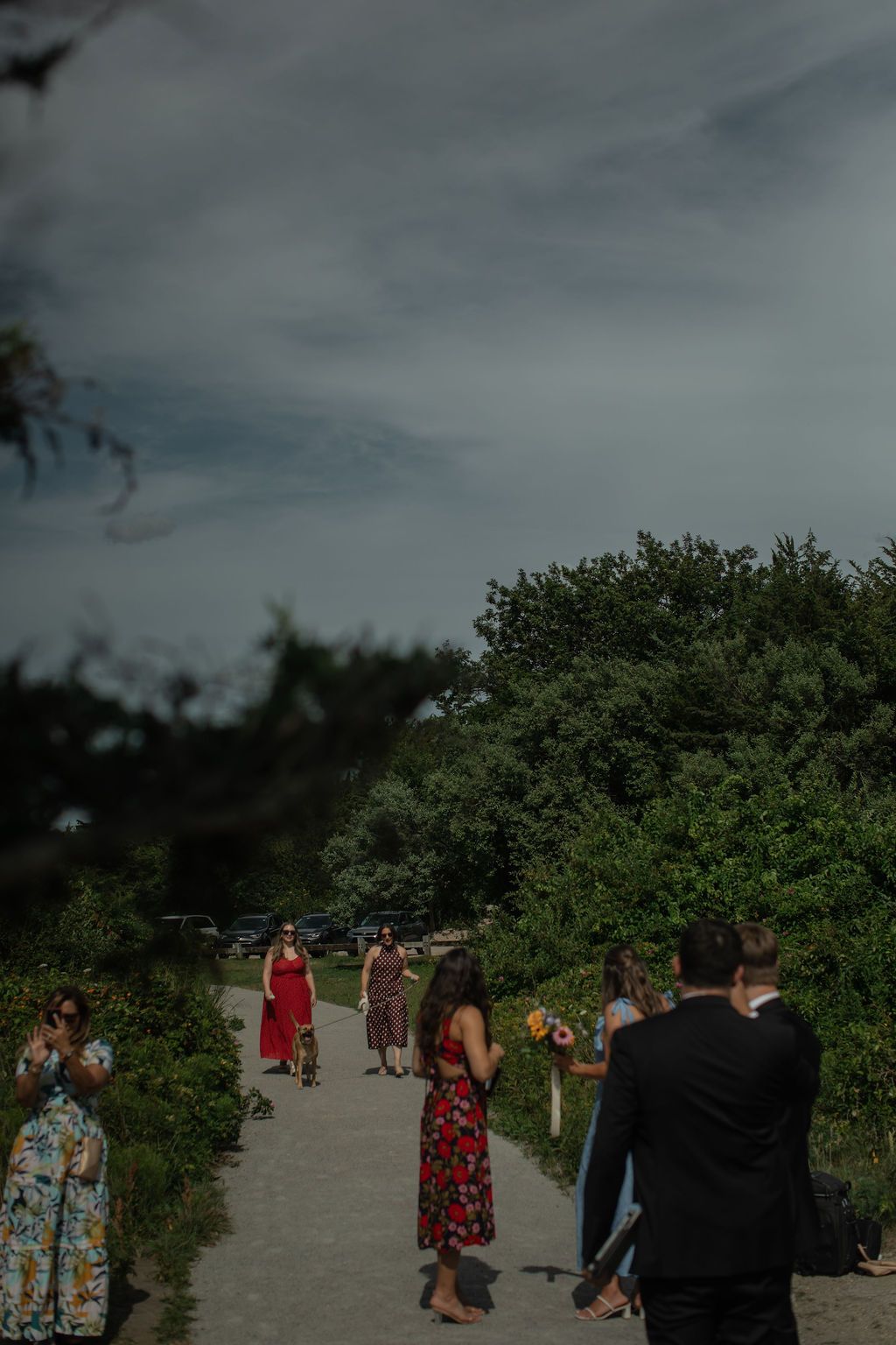 guests arrive to wedding at fort weatherall in Jamestown, rhode island