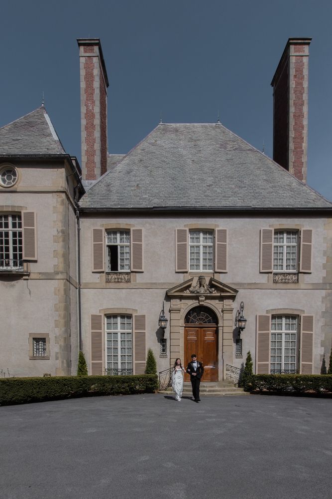 bride and groom walking in front of glen manor house in portsmouth, rhode island