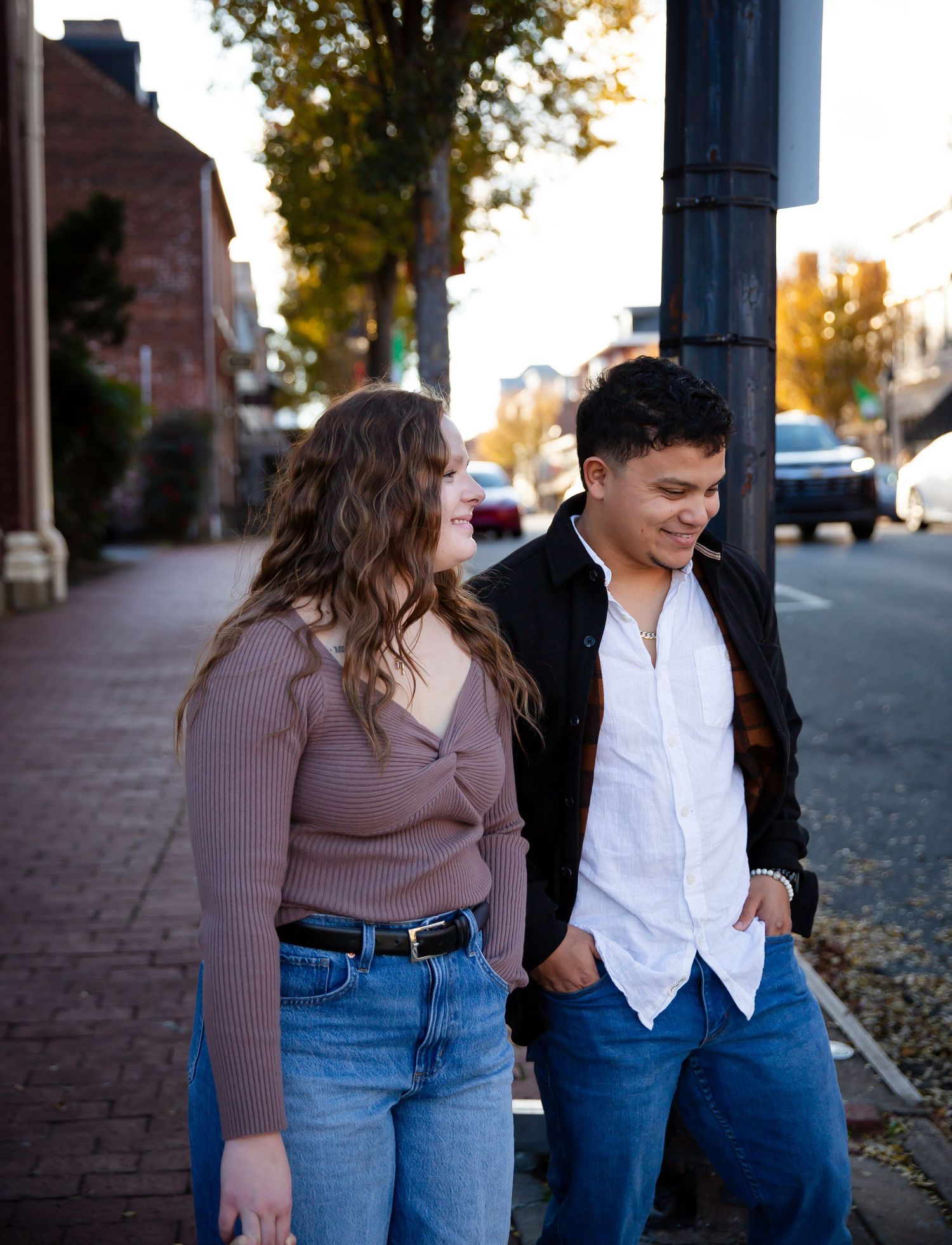 Couple in a city leaning on a lamppost
