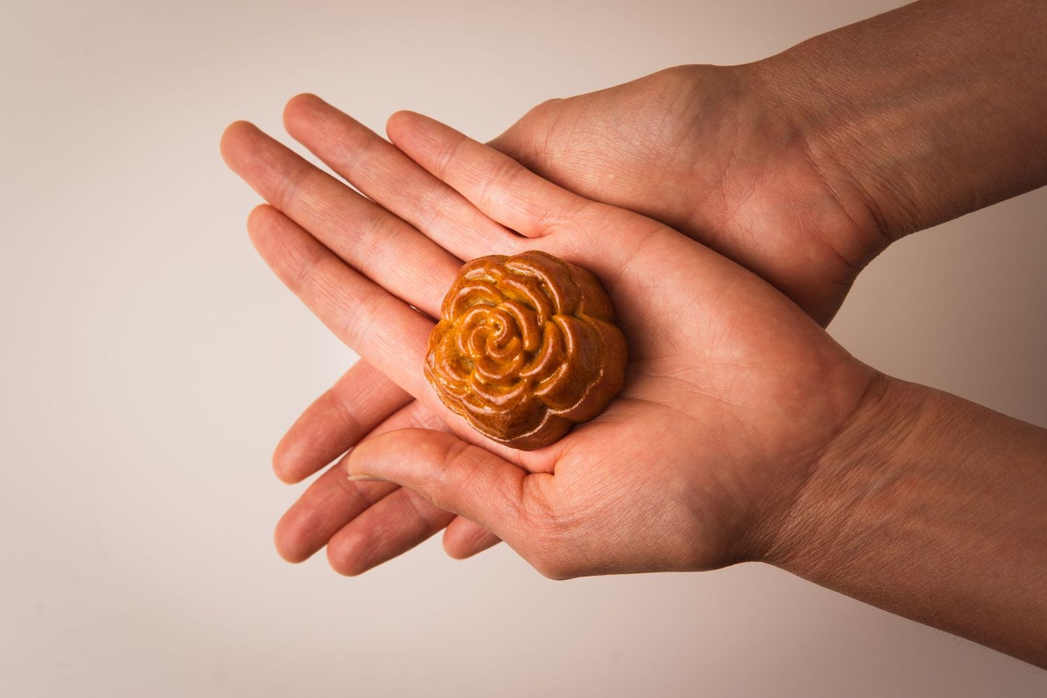 Rose's pineapple shorts moon cake on hands