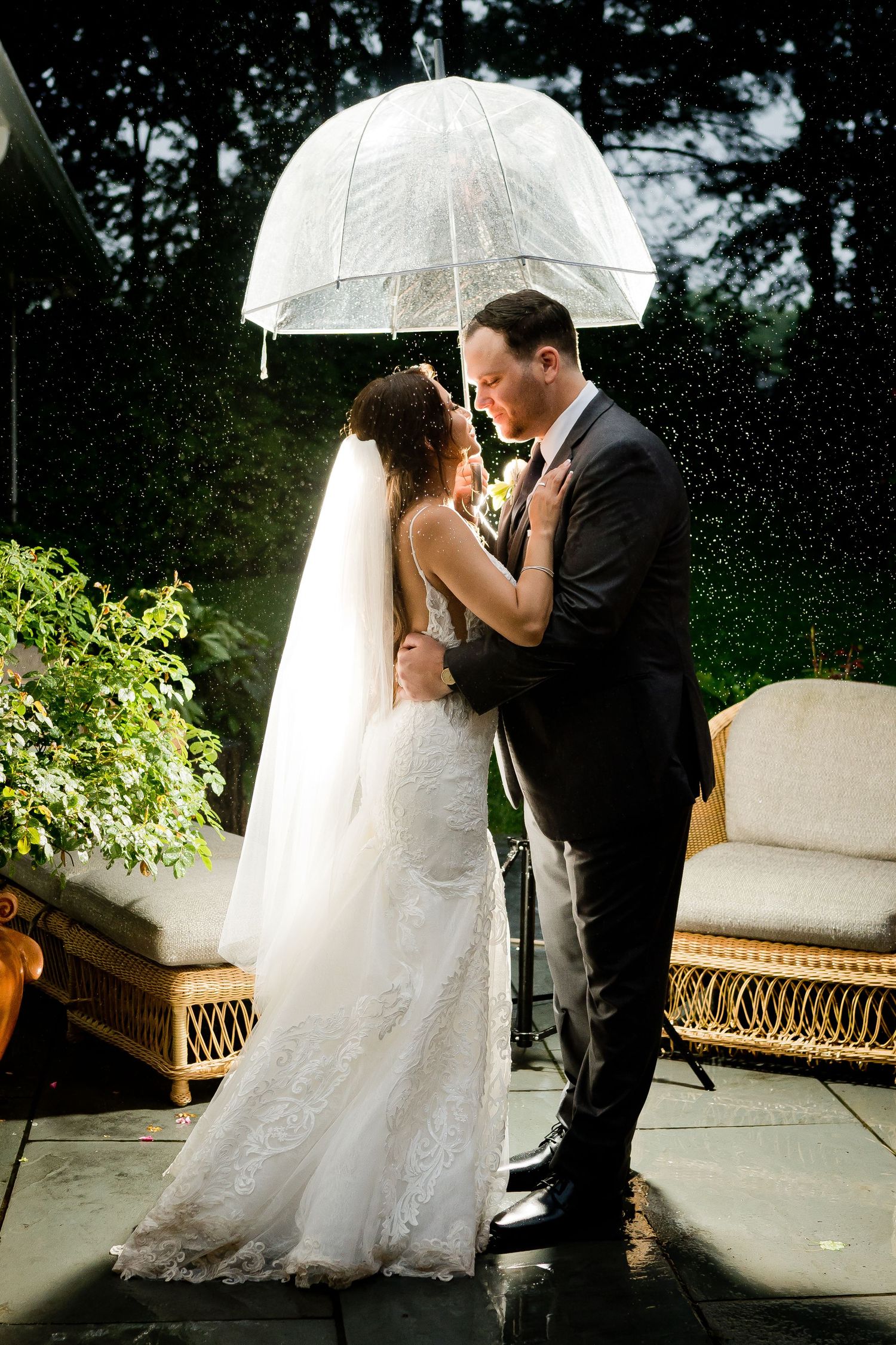 rainy creative wedding photos