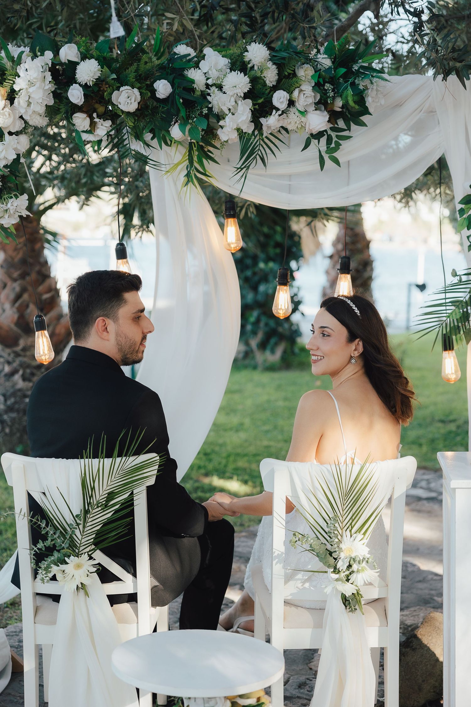 İzmir dış çekim düğün fotoğrafçısı, gelin damat doğal pozlar ve estetik düğün hikayesi çekimi