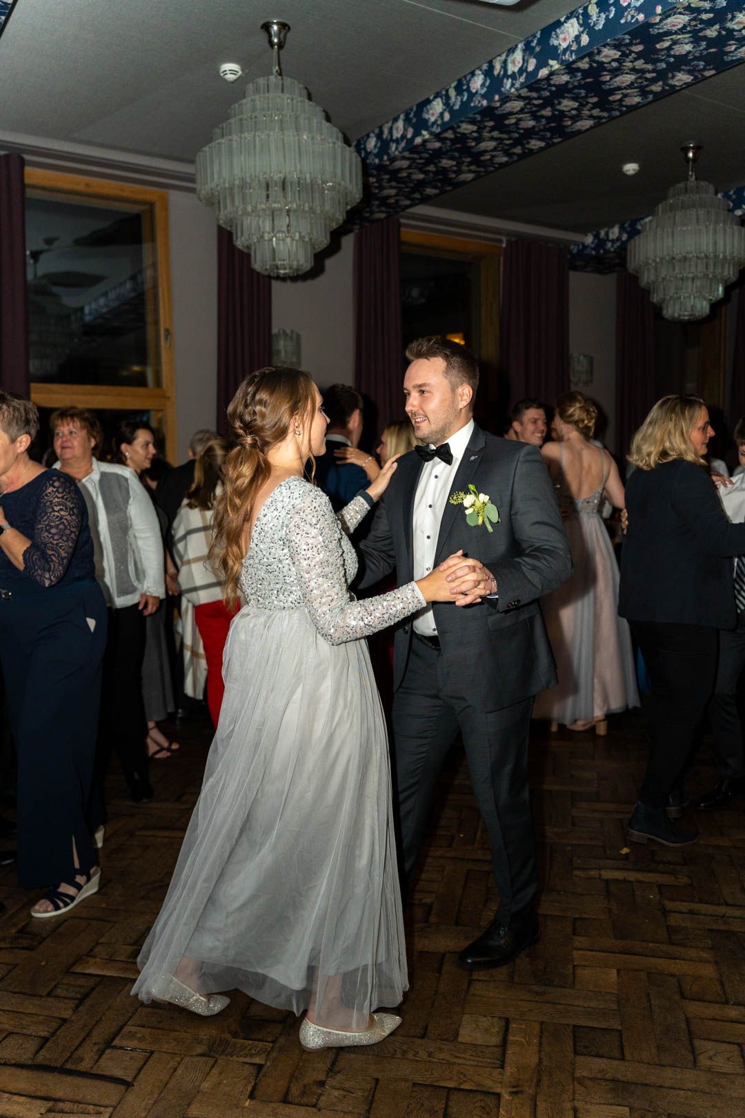 Hochzeitspaar beim ersten Tanz