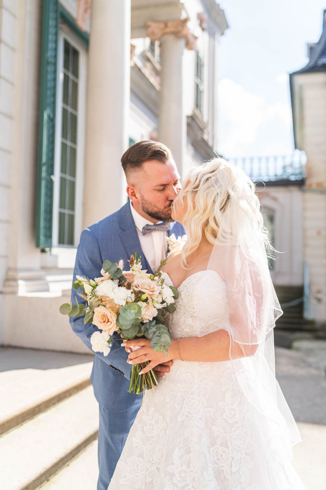 Küssendes Hochzeitspaar