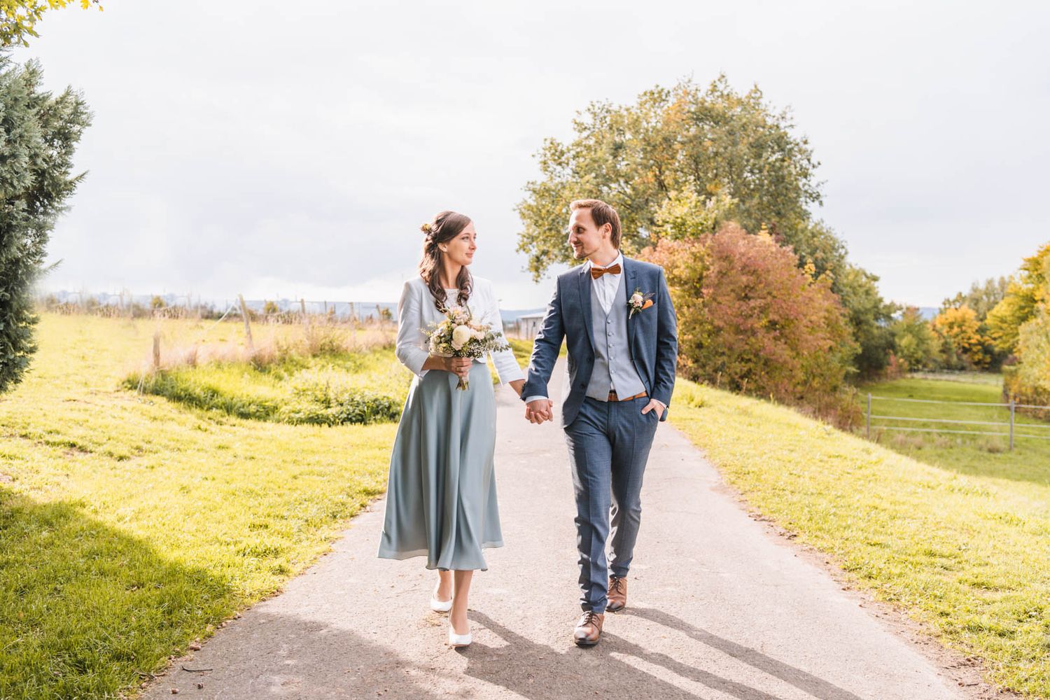 Hochzeitspaar läuft Weg entlang