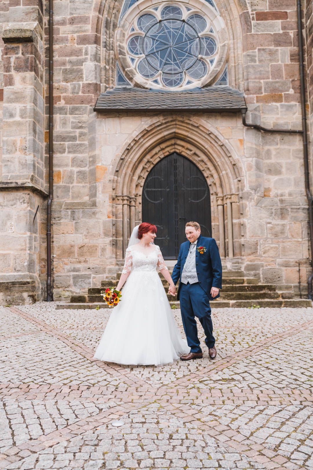 Hochzeitspaar vor Kirche