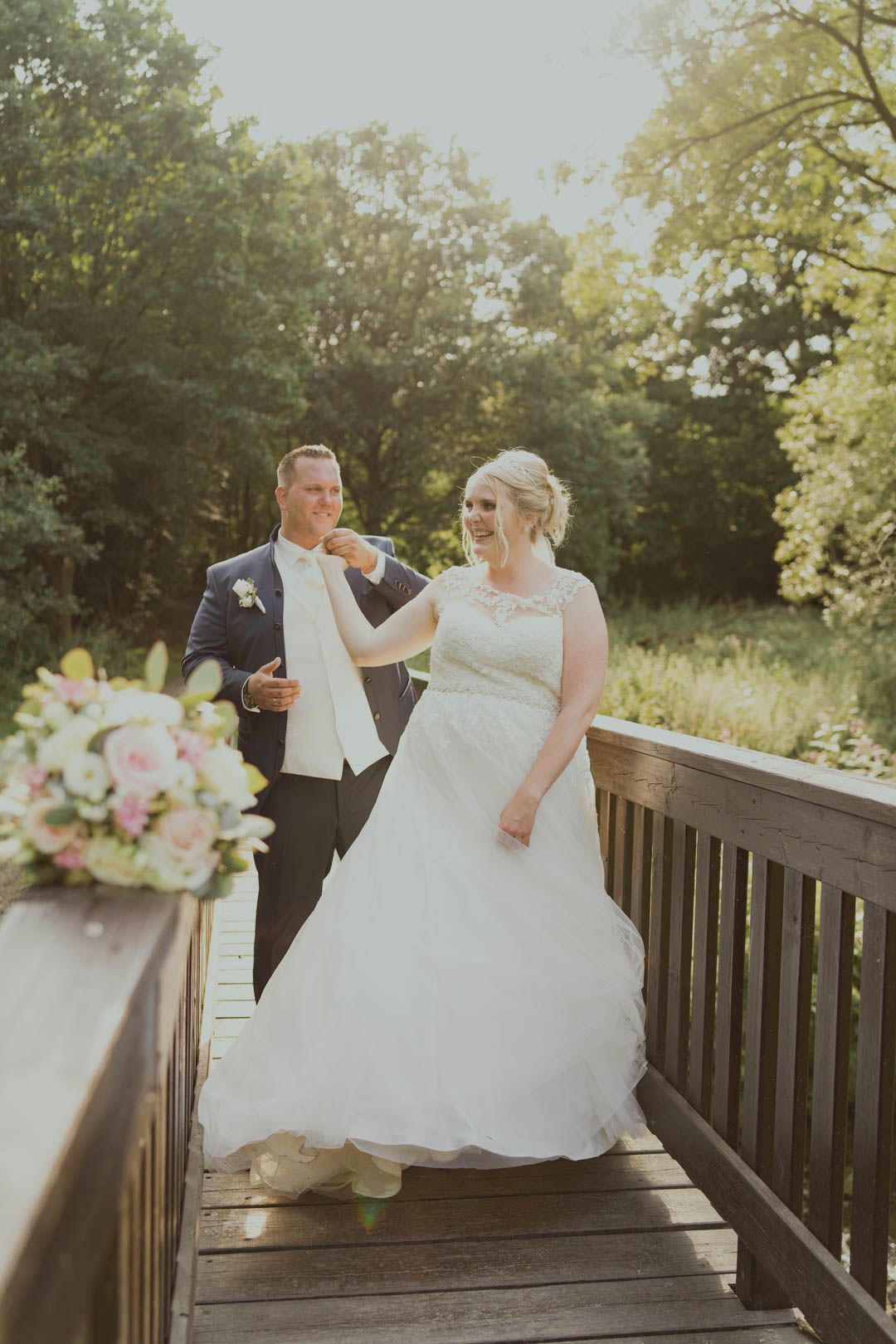 Hochzeitspaar auf einer Brücke