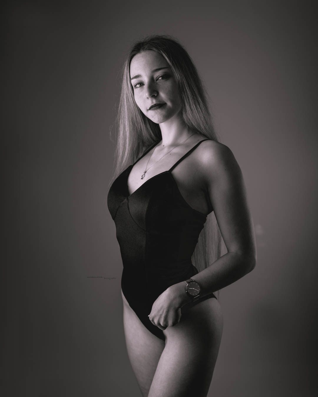 Frau im Body im Studio in schwarz weiß