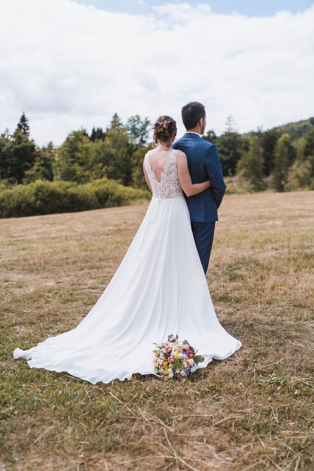 Hochzeitspaar von hinten fotografiert