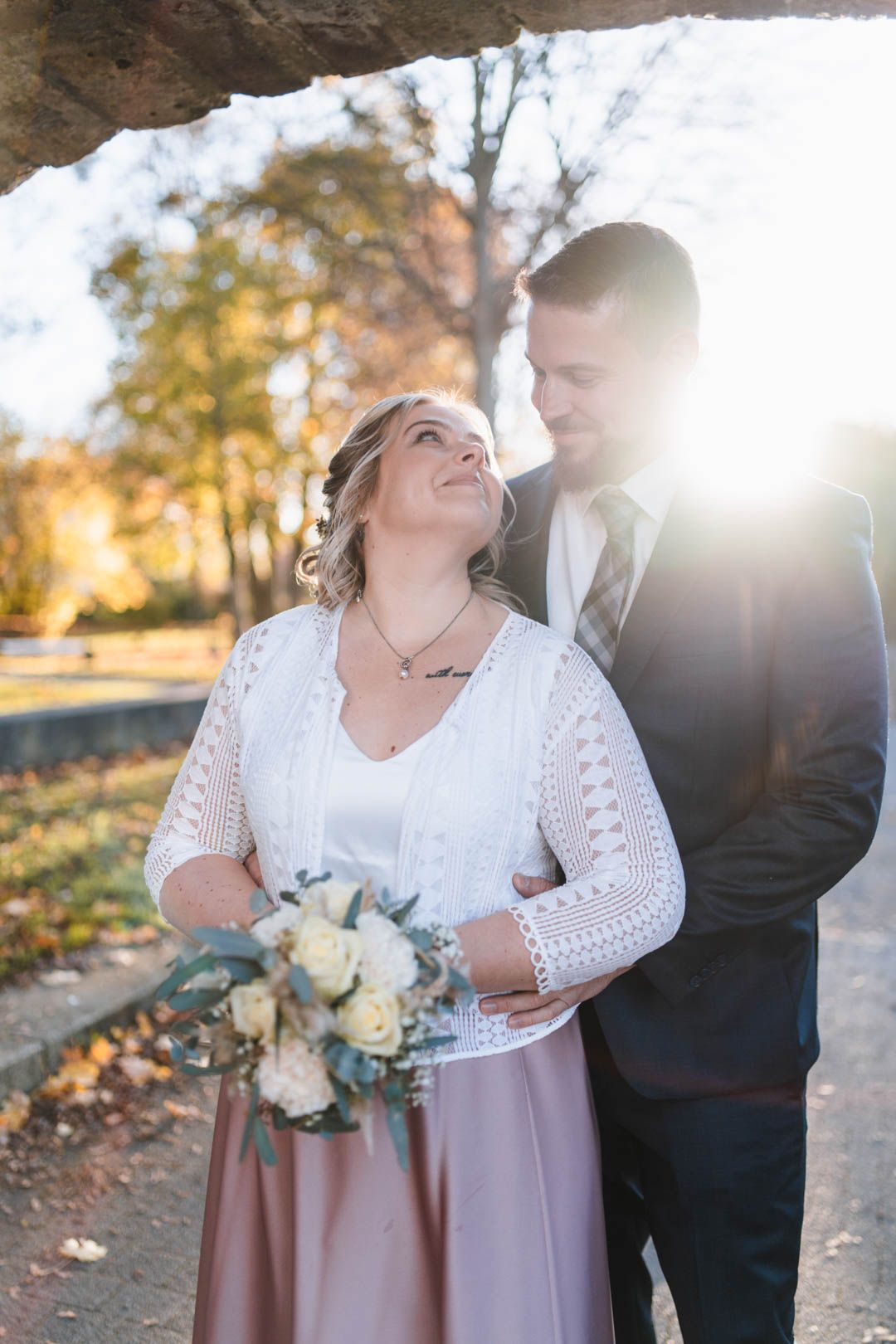 Hochzeitspaar sich ansehend