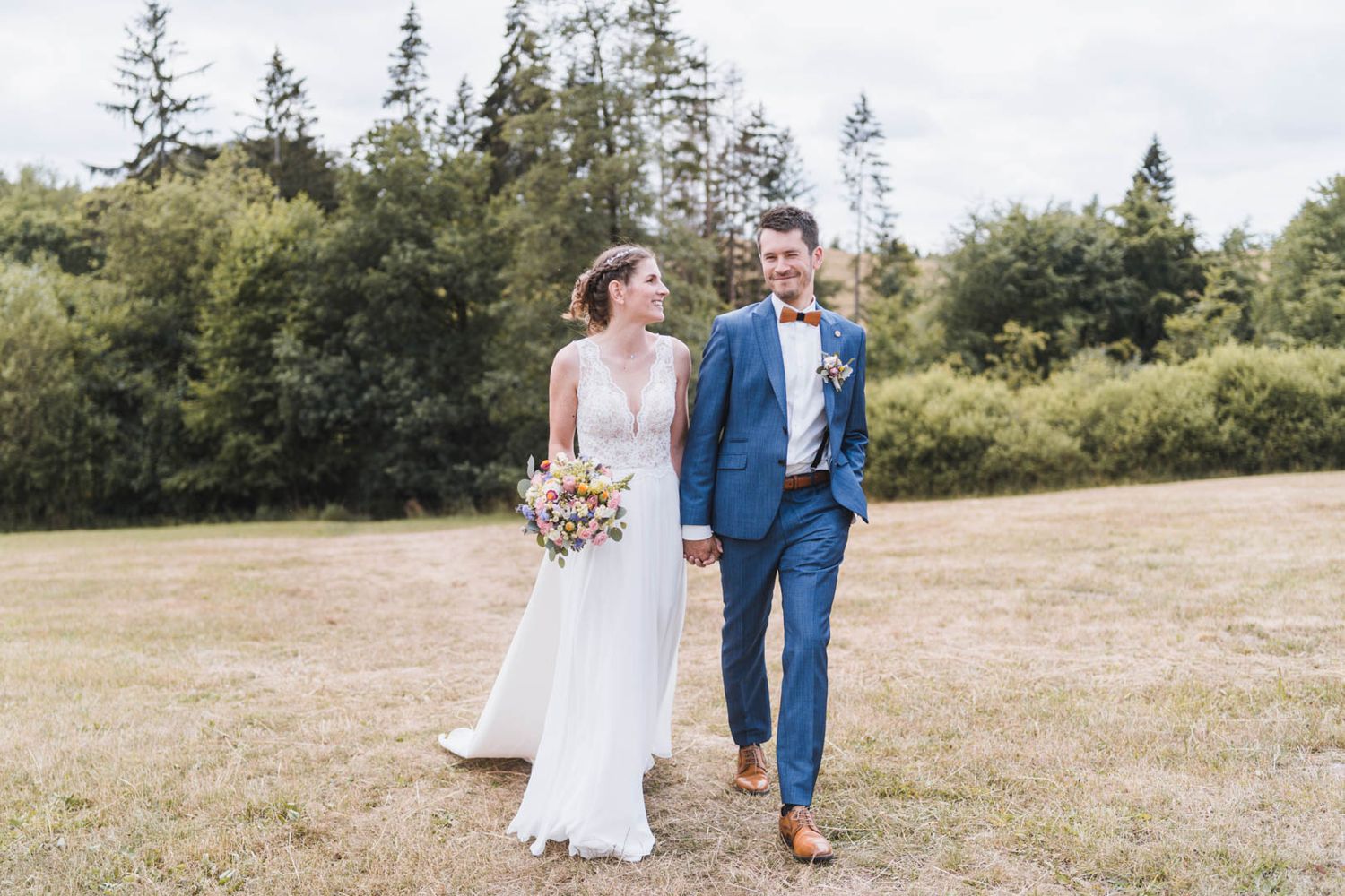 Hochzeitspaar auf einer Wiese