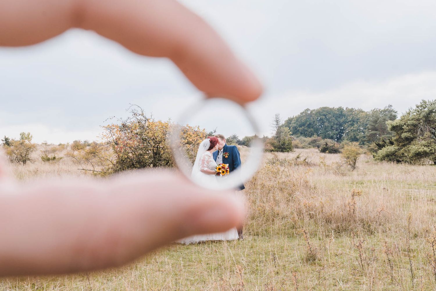 Hochzeitspaar durch einen Ring fotografier