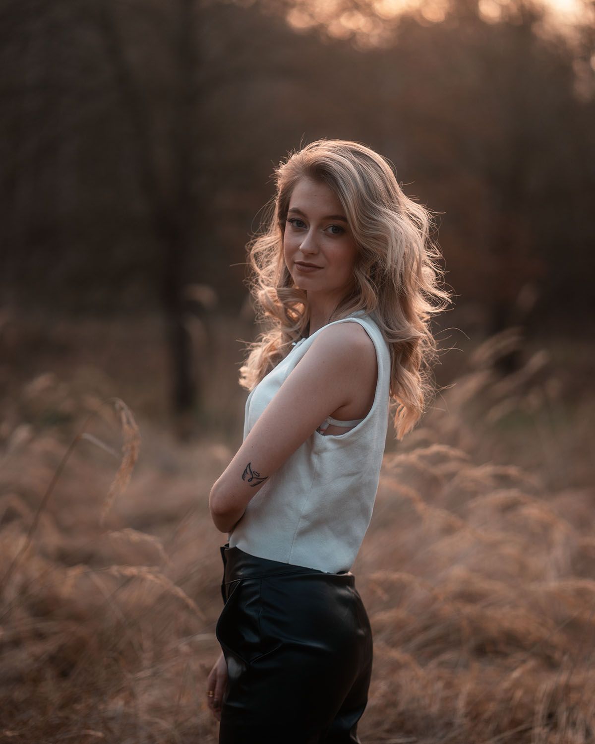 Frau steht im Feld