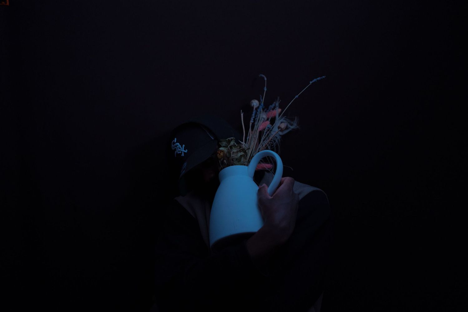 Autoportrait, Vonvonli et les fleurs séchées.