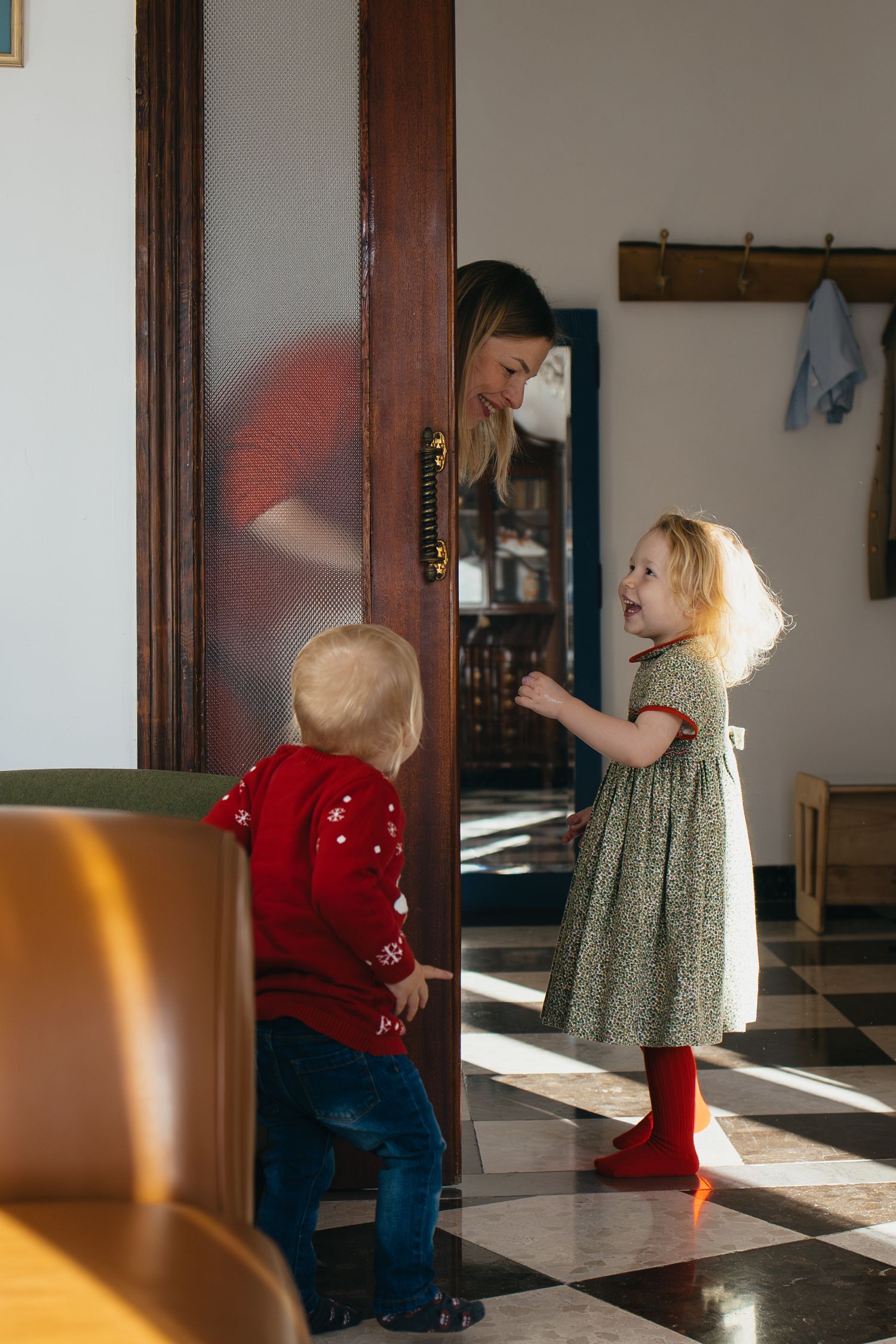 Fotografía de familia en casa - Sevilla - Naturalidad y autenticidad, Ludivine Mimar fotógrafa de familia en Sevilla.
